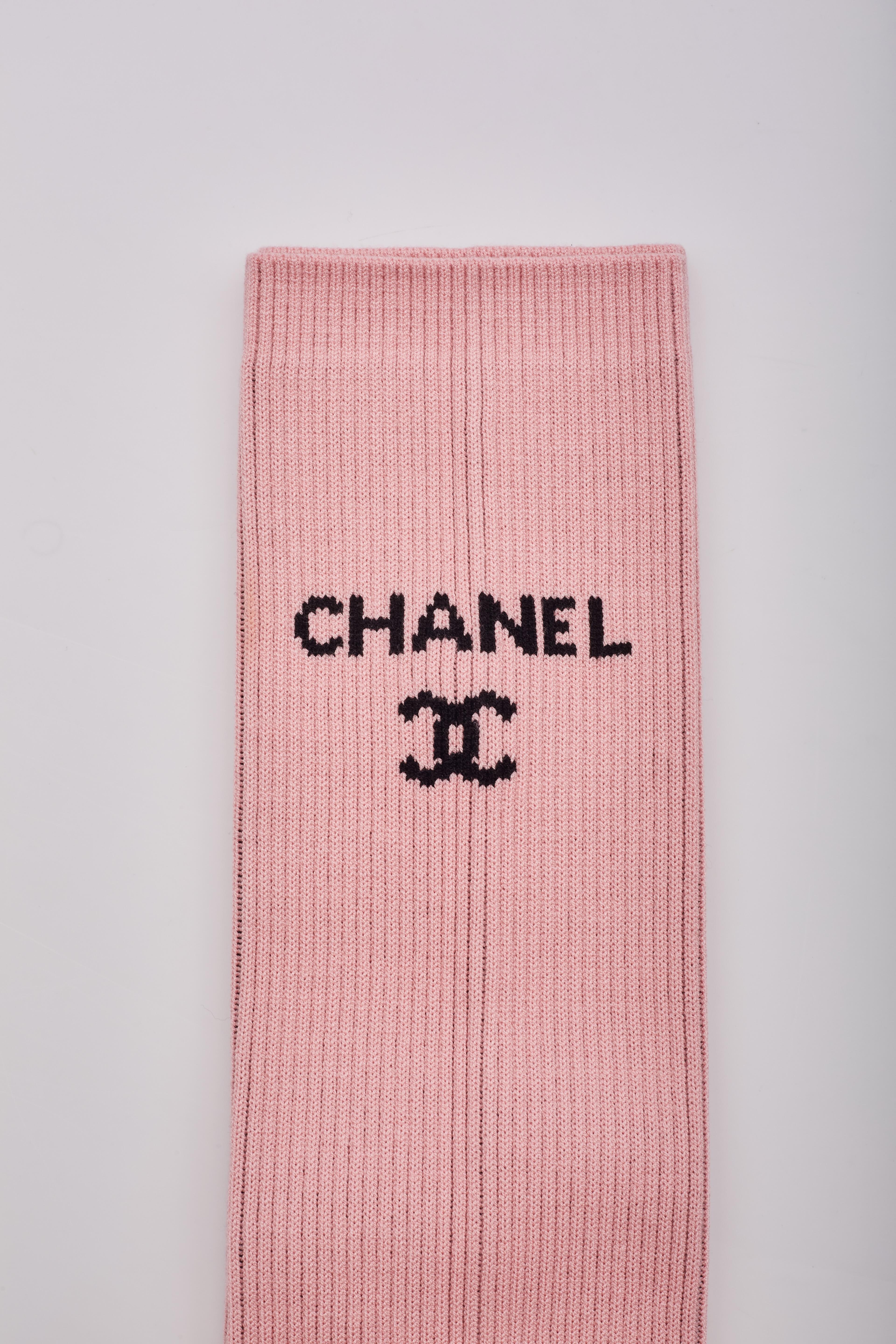 Guêtres en tricot rose avec logo Chanel en vente 1