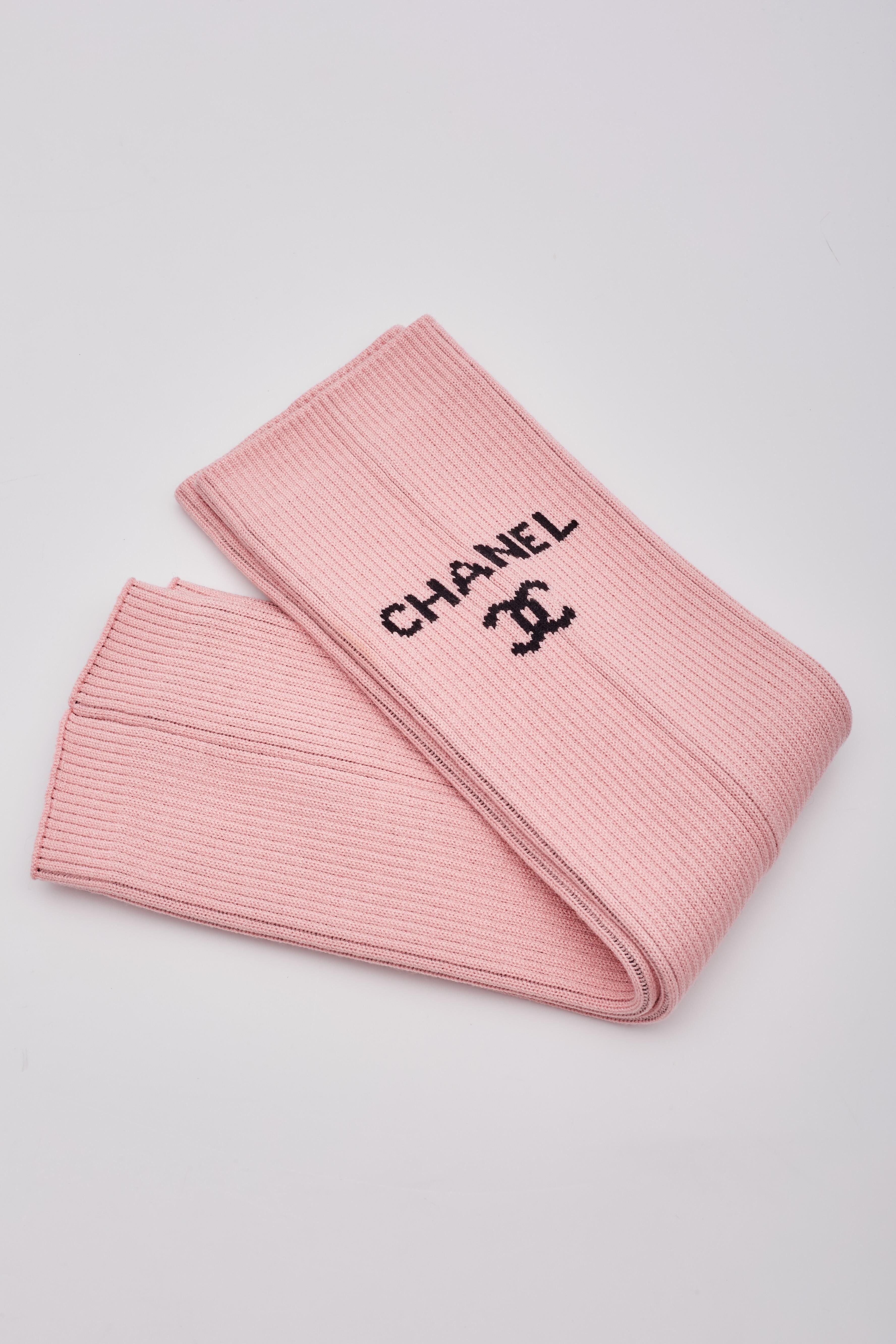 Guêtres en tricot rose avec logo Chanel en vente 2