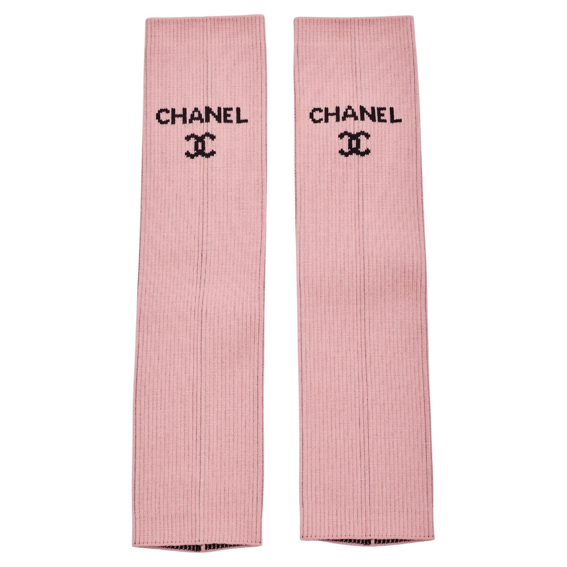 Guêtres en tricot rose avec logo Chanel en vente