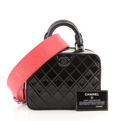 Chanel Logo Strap Kosmetikkoffer Gesteppt Patent Klein