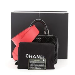 Chanel Logo Strap Kosmetikkoffer Gesteppt Patent Klein