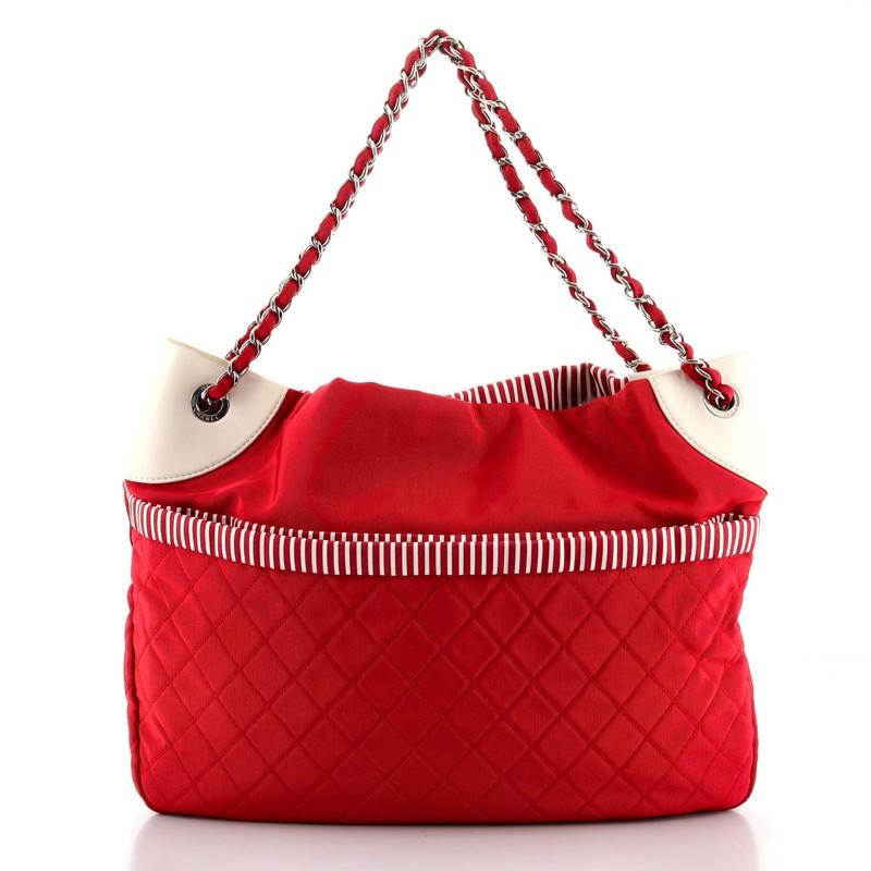 Chanel Logo Tote Gestreiftes Segeltuch Groß im Zustand „Gut“ in NY, NY