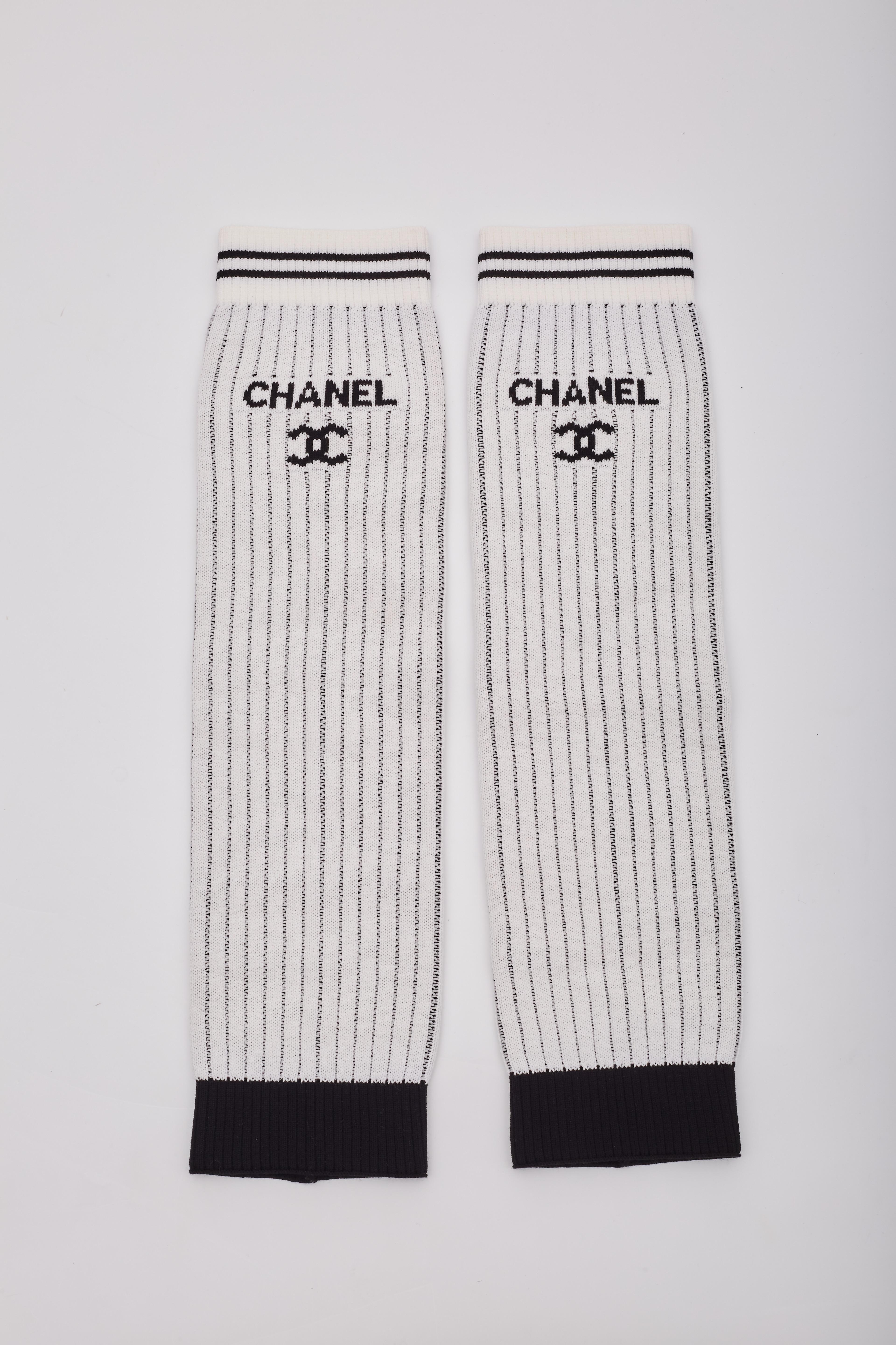 Introducing the sought-after knit Chanel Leg Warmers in white, part of the limited-production collection from Chanel's 2024 Cruise line. This piece was featured in the LA Hollywood Cruise runway fashion show, specifically in Look 3.

53 × 24