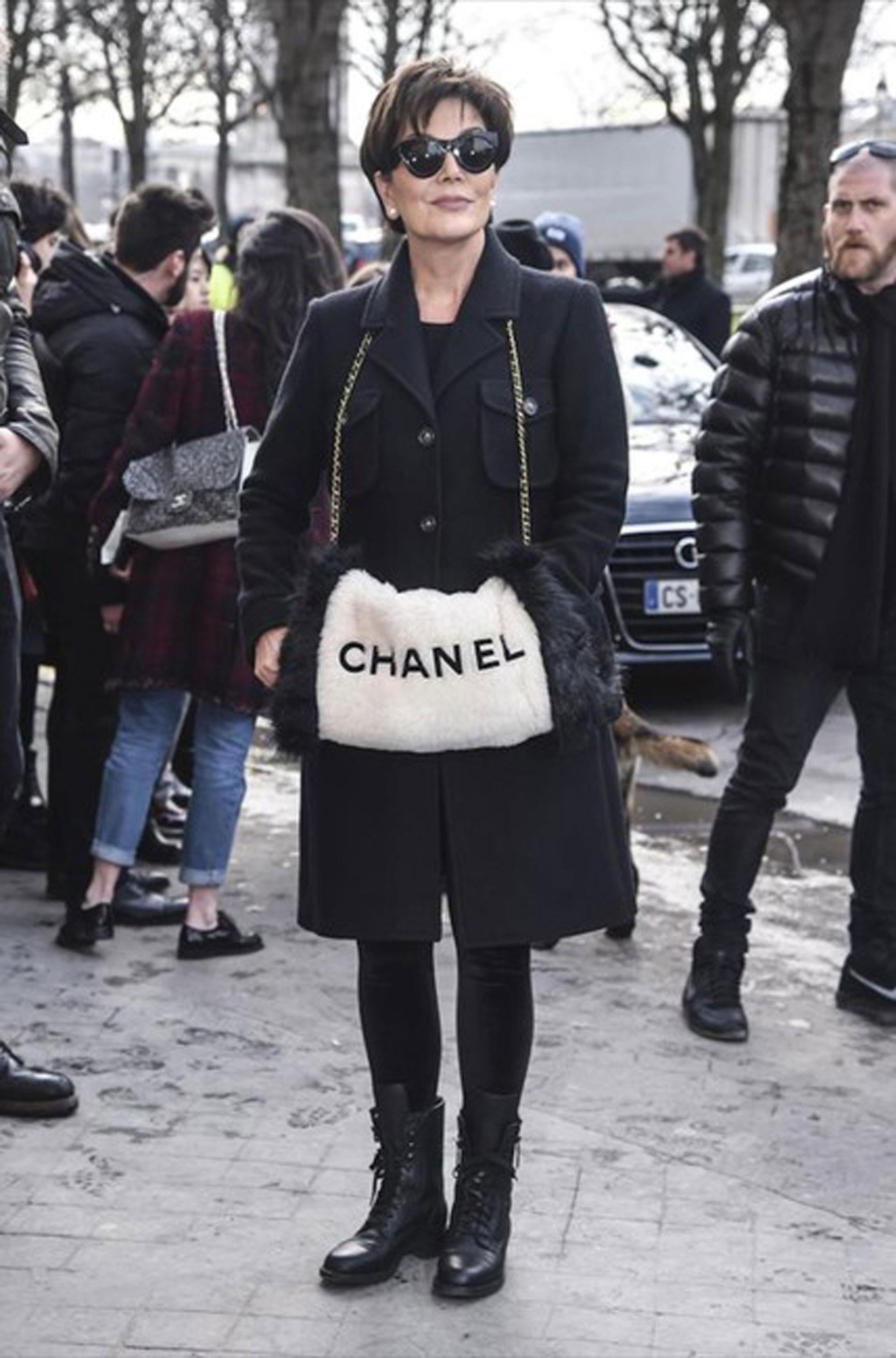 Chanel Pelz Runway Schwarz Weiß Logo Abend Muffler Shoulder Hand Mitt Bag
Nylon-Futter
Maße: 17