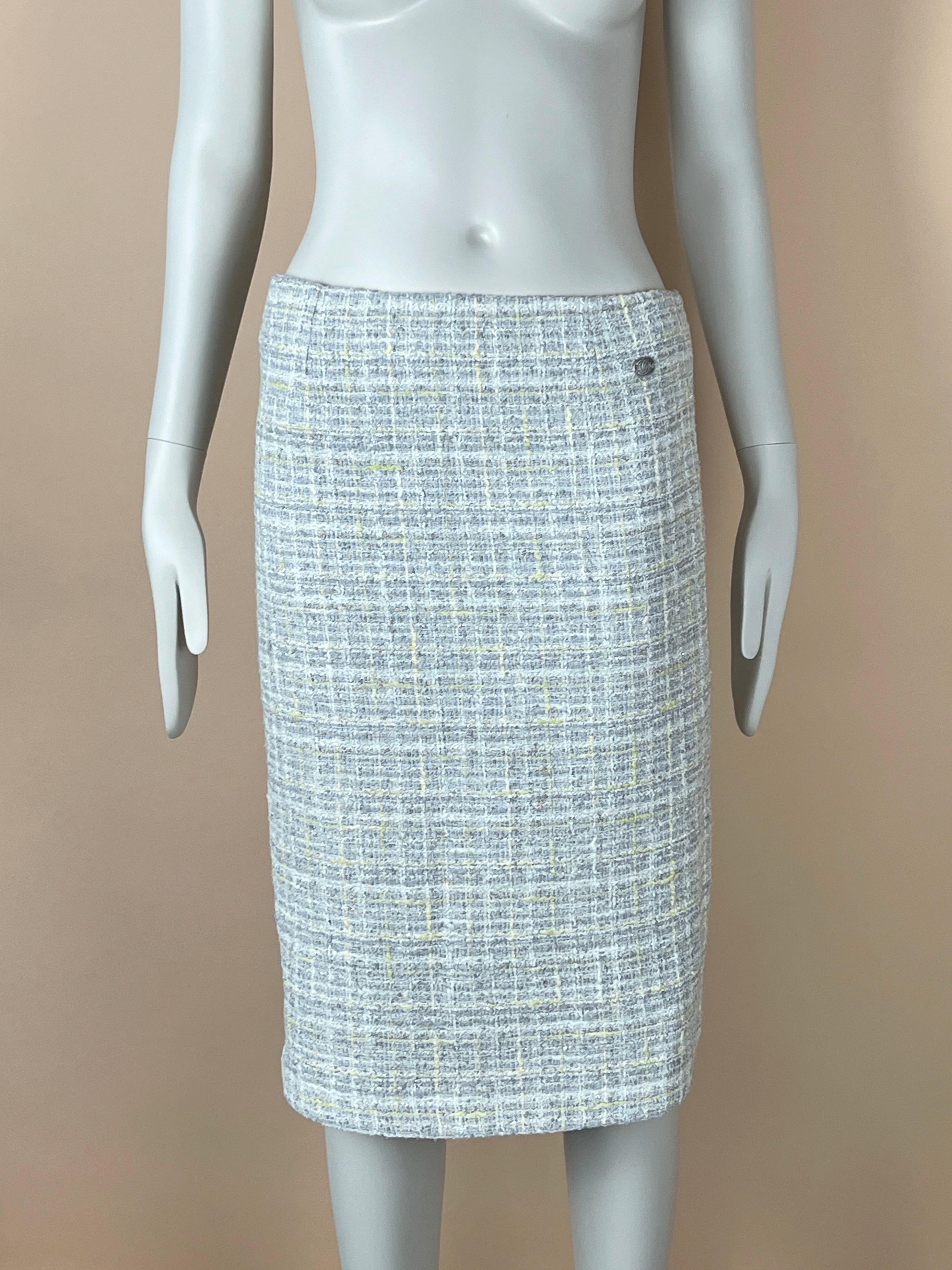 New Chanel lesage tweed high-waisted skirt from Paris / London collection.
So beautiful pastel colours (bluish gray, green, Ecru)!
CC logo at waist, Full silk lining.
Size mark 40 fr.