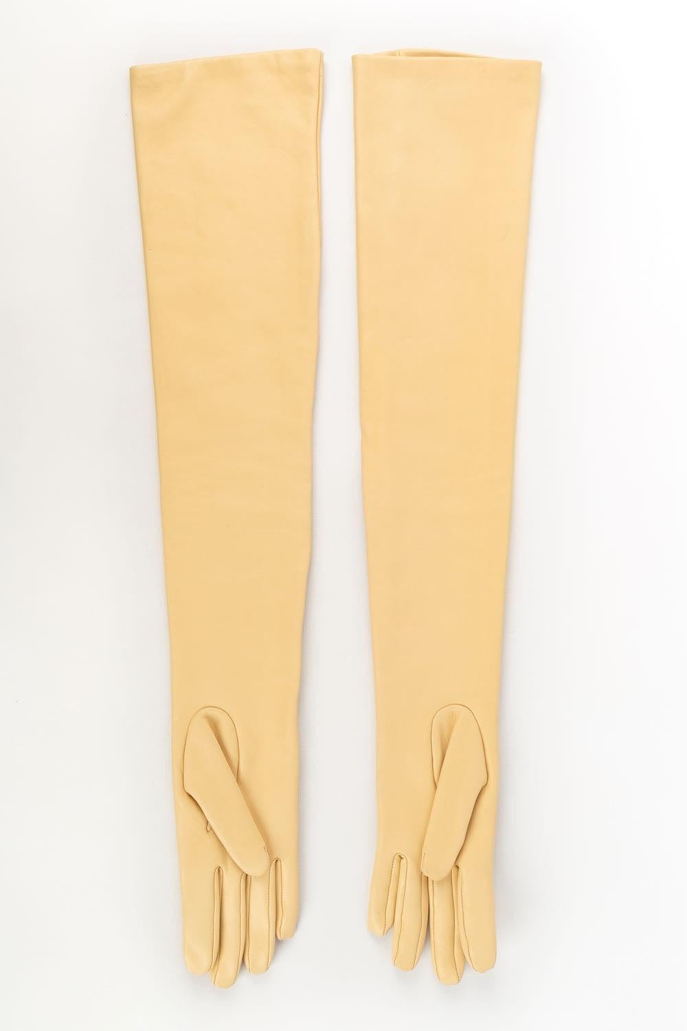 Chanel Lange beigefarbene Lederhandschuhe im Zustand „Hervorragend“ im Angebot in SAINT-OUEN-SUR-SEINE, FR