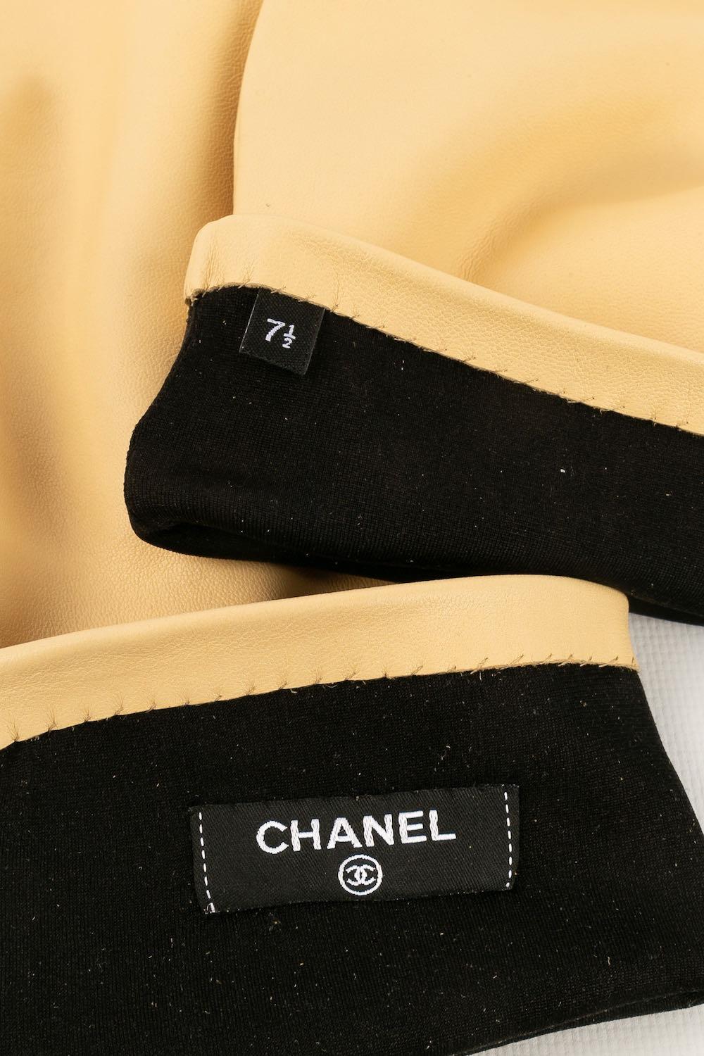 Chanel Lange beigefarbene Lederhandschuhe im Angebot 1