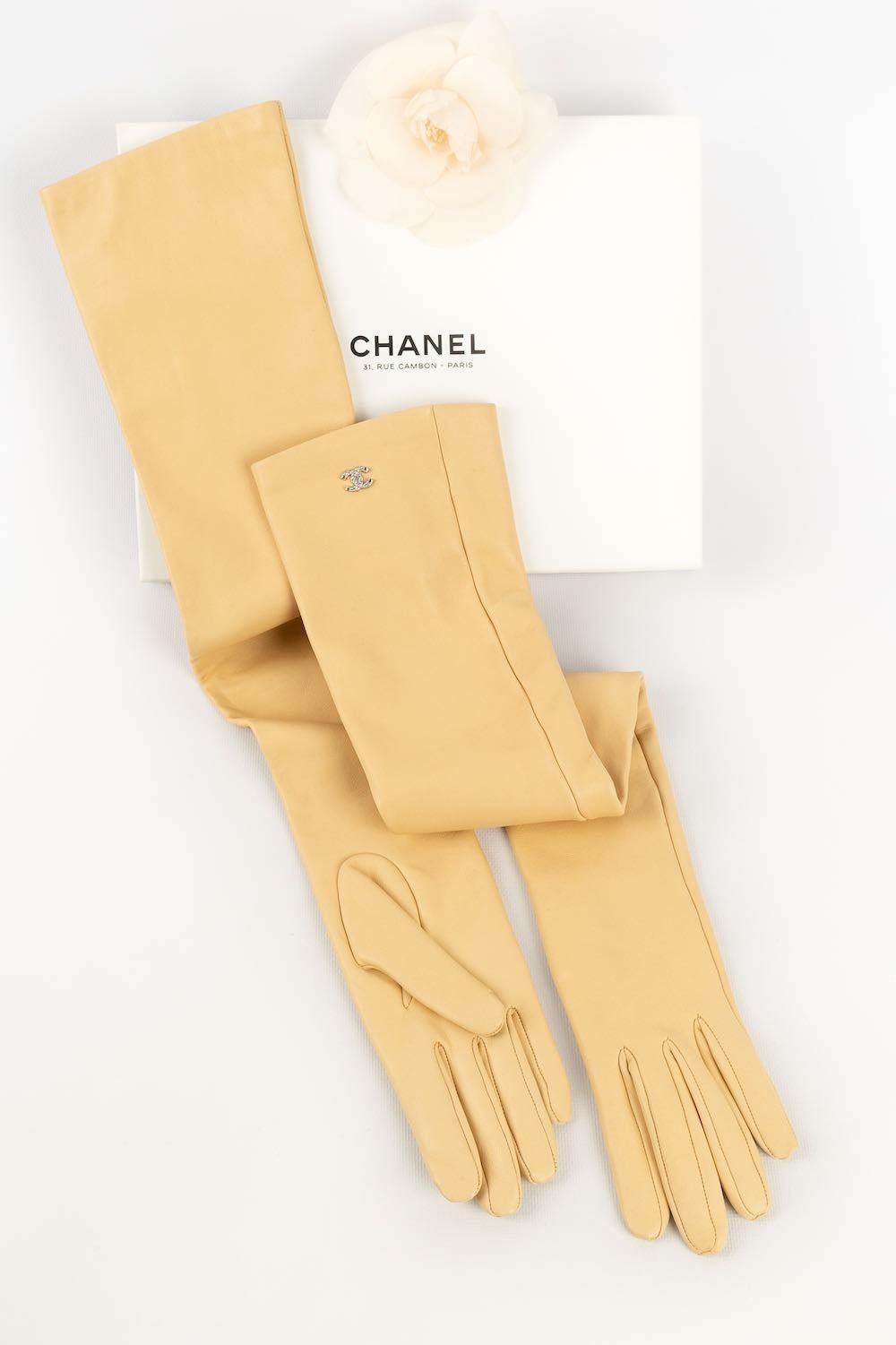 Chanel Lange beigefarbene Lederhandschuhe im Angebot 2