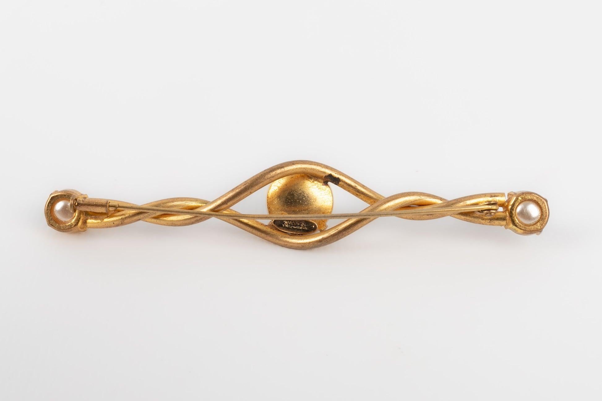 Chanel Long Brooch in Gold-Plated Metal with Three Pearly Cabochons In Excellent Condition For Sale In SAINT-OUEN-SUR-SEINE, FR