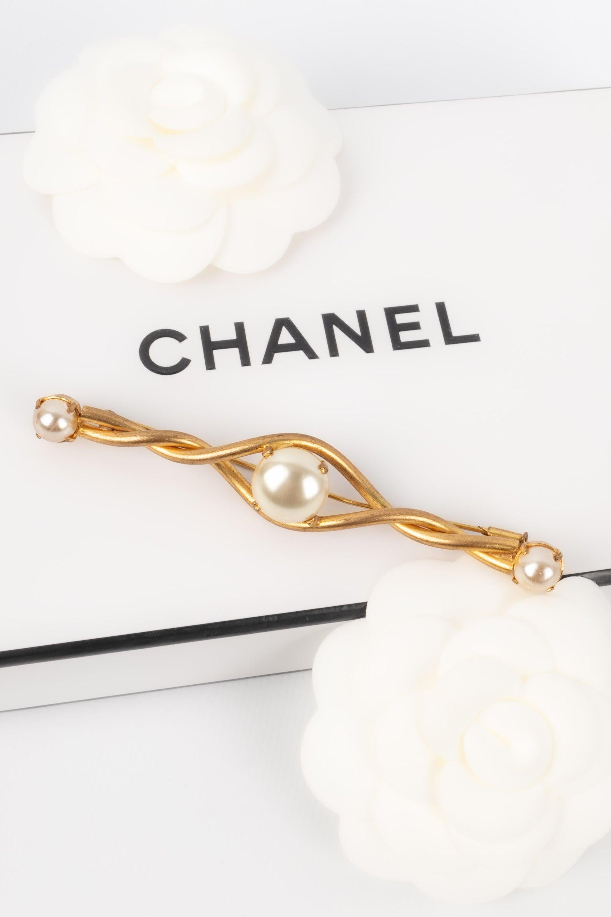 Chanel Long Brooch in Gold-Plated Metal with Three Pearly Cabochons For Sale 3
