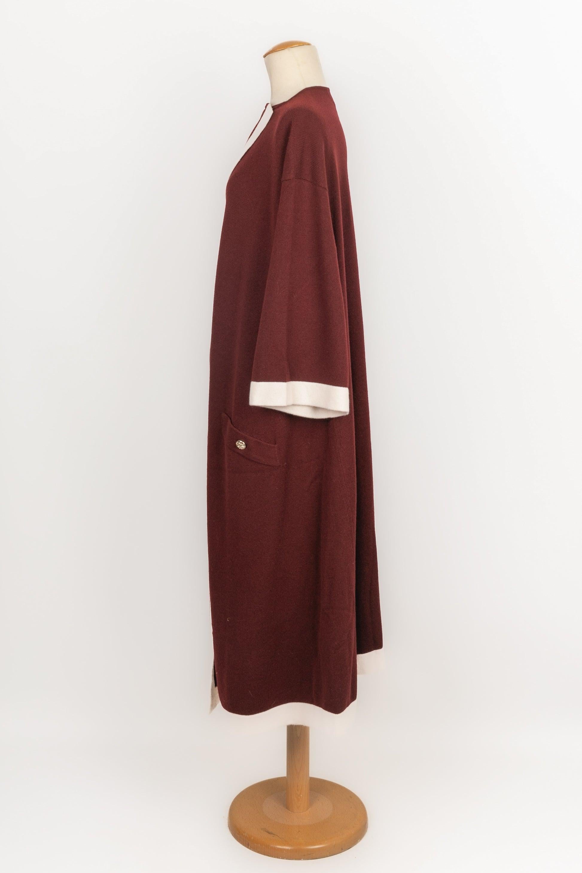Chanel - (Fabriqué au Royaume-Uni) Long cardigan en cachemire bordeaux avec boutons en métal doré. Taille 50FR indiquée.

Informations complémentaires :
Condit : Très bon état.
Dimensions : Largeur des épaules : 58 cm - Longueur des manches : 41 cm