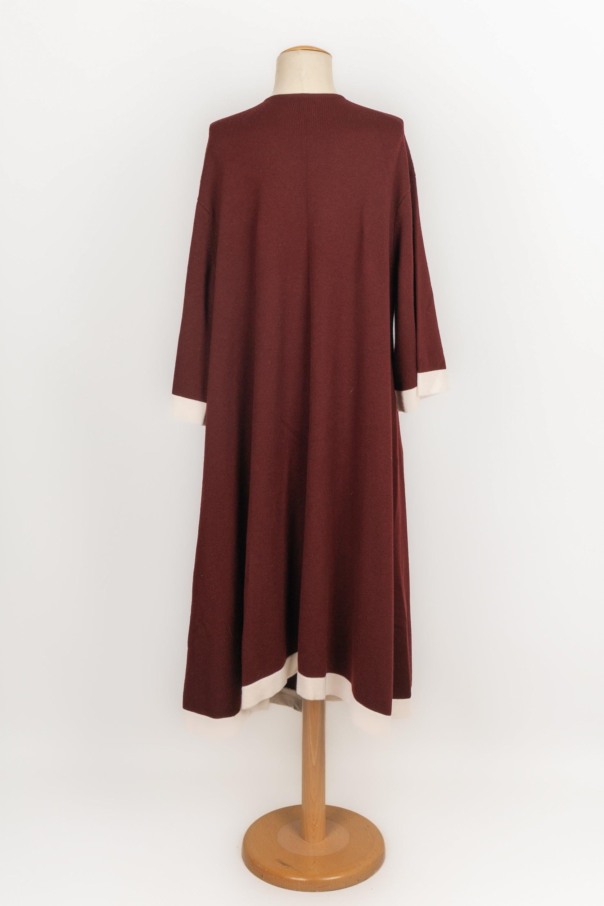 Marron Chanel Cardigan long bordeaux en cachemire en vente