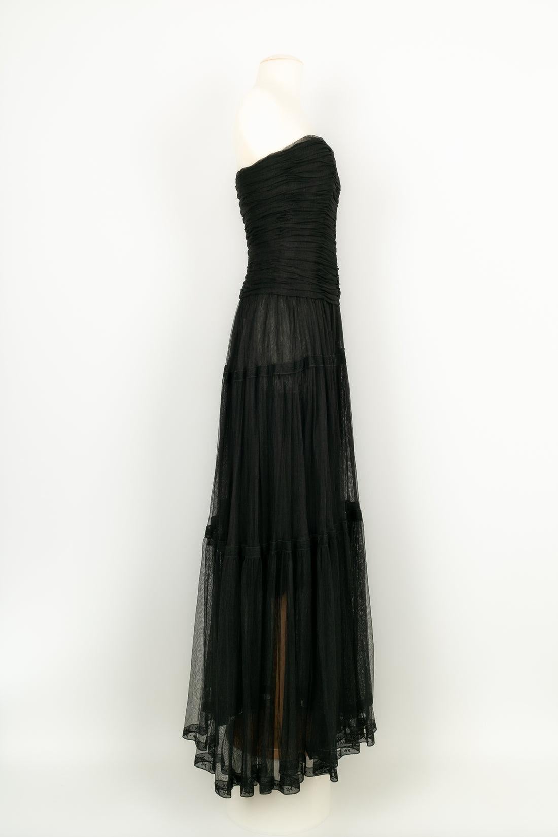 Chanel - (Made in France) Long bustier dress, in black fabric with silk lining. Indicated size 40FR. 2cc6 Collection.

Additional information:
Condition: Very good condition
Dimensions: Chest: 42 cm - Waist: 32 cm - Length: 130 cm
Period: 21st