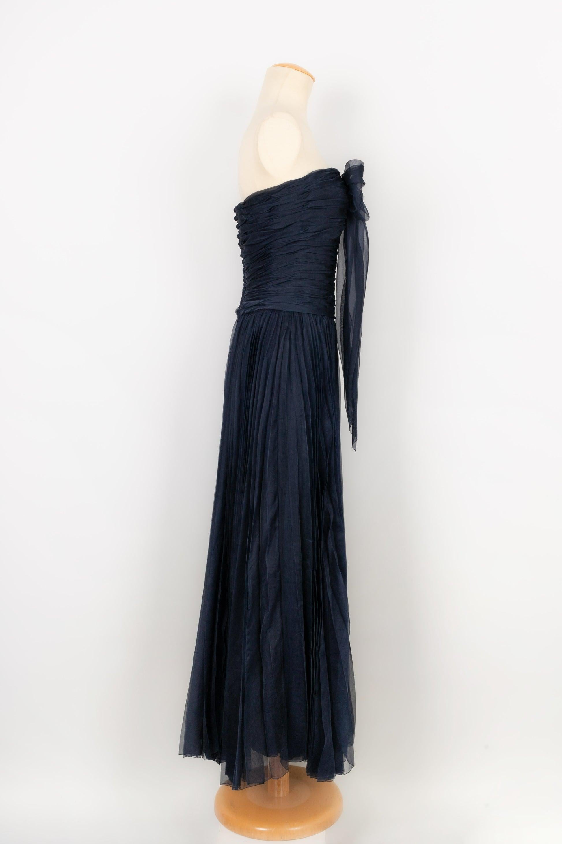 Chanel - Long bustier dress in navy blue pleated silk taffeta. No size nor composition label, it fits a 38FR.

Additional information:
Condition: Very good condition
Dimensions: Chest: 35 cm - Waist: 34 cm - Length: 125 cm

Seller Reference: VR192
