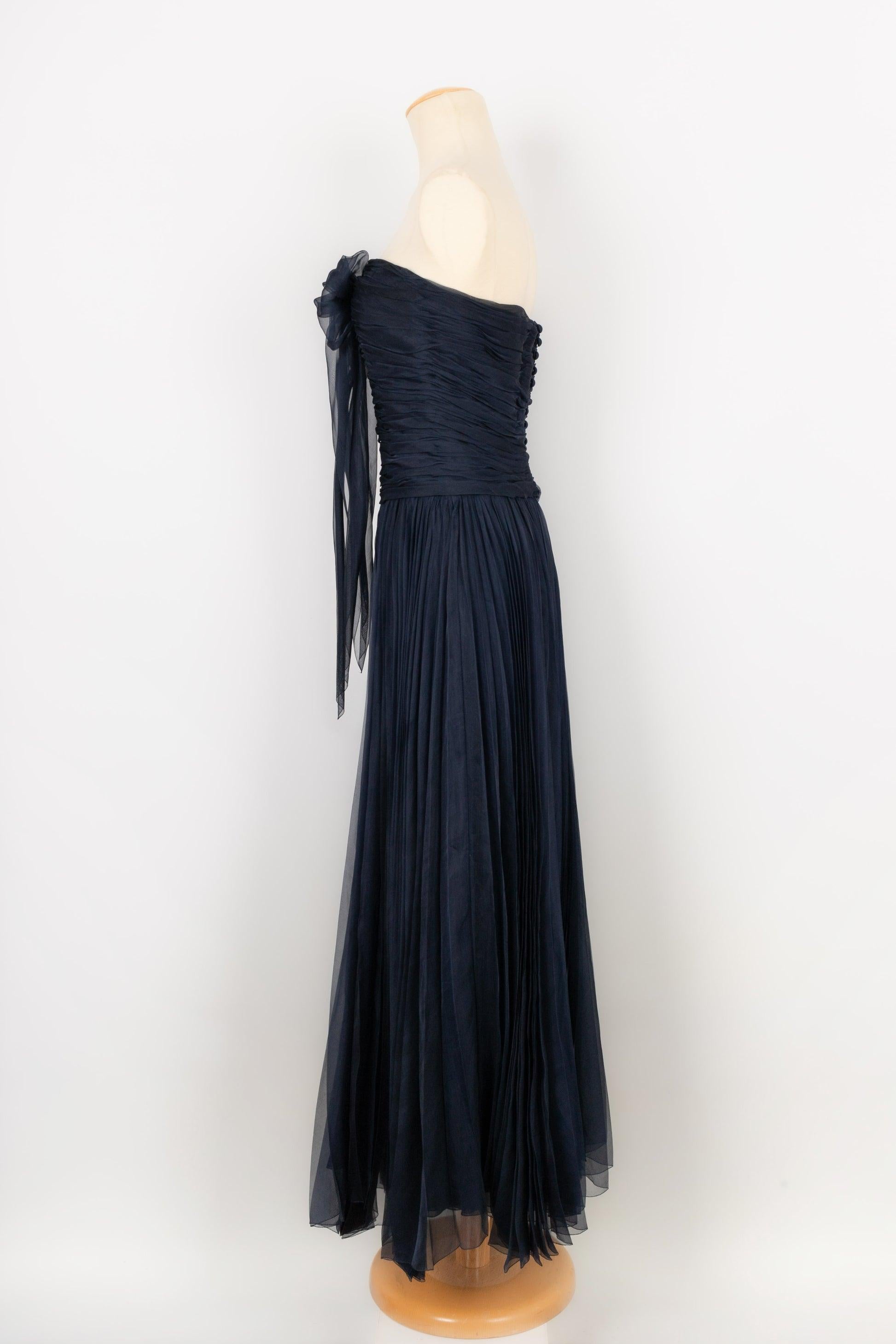 Robe bustier longue en taffetas de soie plissé bleu marine Chanel Pour femmes en vente