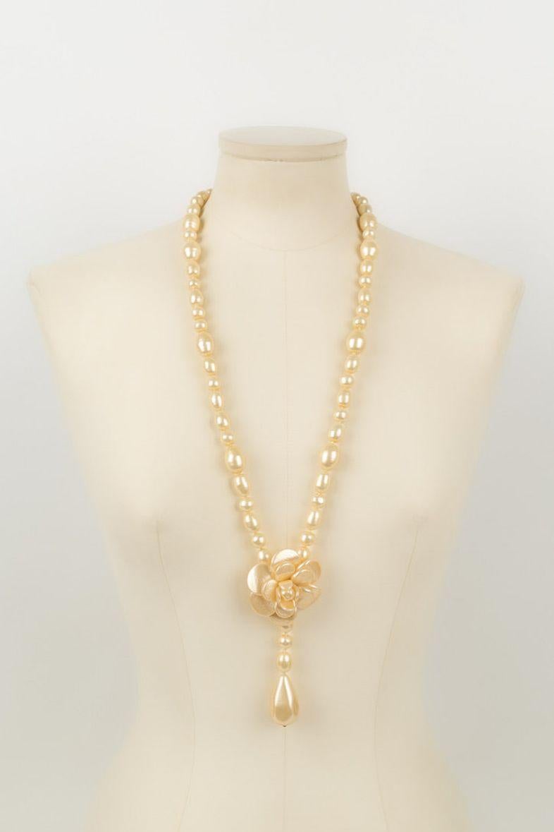 Chanel - (Made in France) Long camellia necklace in pearly pearls. Spring-Summer 1999 collection.

Additional information:
Dimensions: Length : 77 cm
Condition: Very good condition
Seller Ref number: CB129