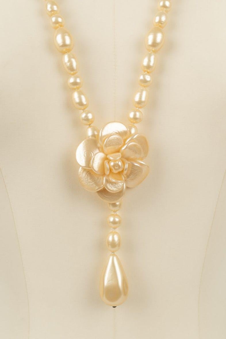 Chanel Long Camellia Necklace in Pearly Pearls In Excellent Condition For Sale In SAINT-OUEN-SUR-SEINE, FR