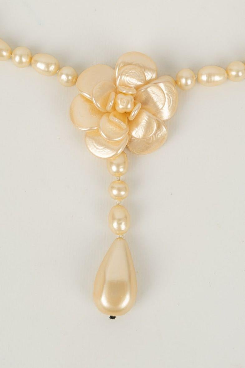 Chanel Lange Kamelien-Halskette aus Perlenperlen Damen im Angebot