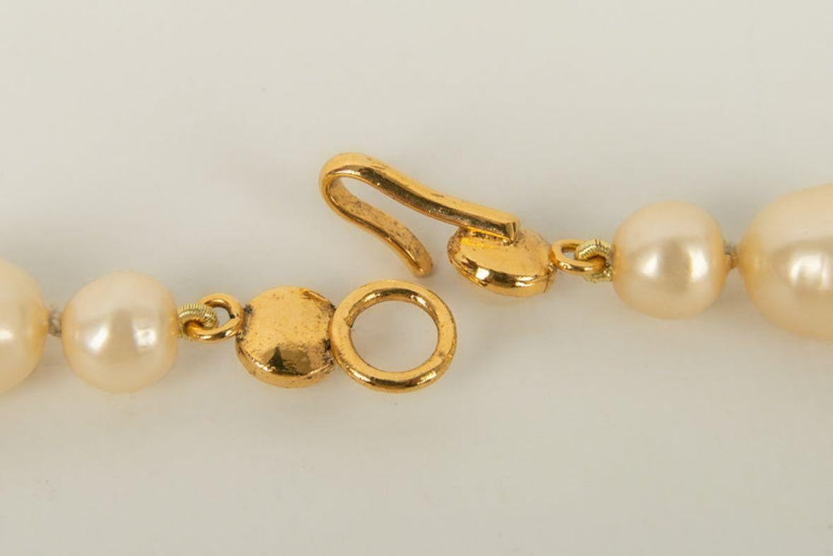 Chanel Collier long camélia en perles perlées en vente 2