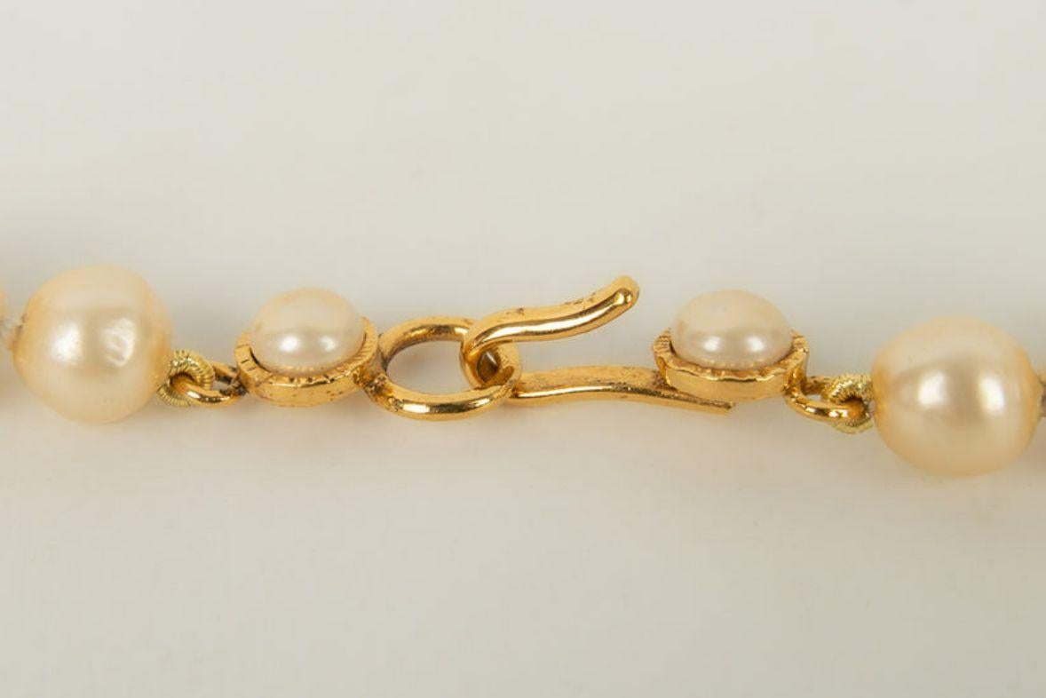Chanel Collier long camélia en perles perlées en vente 3