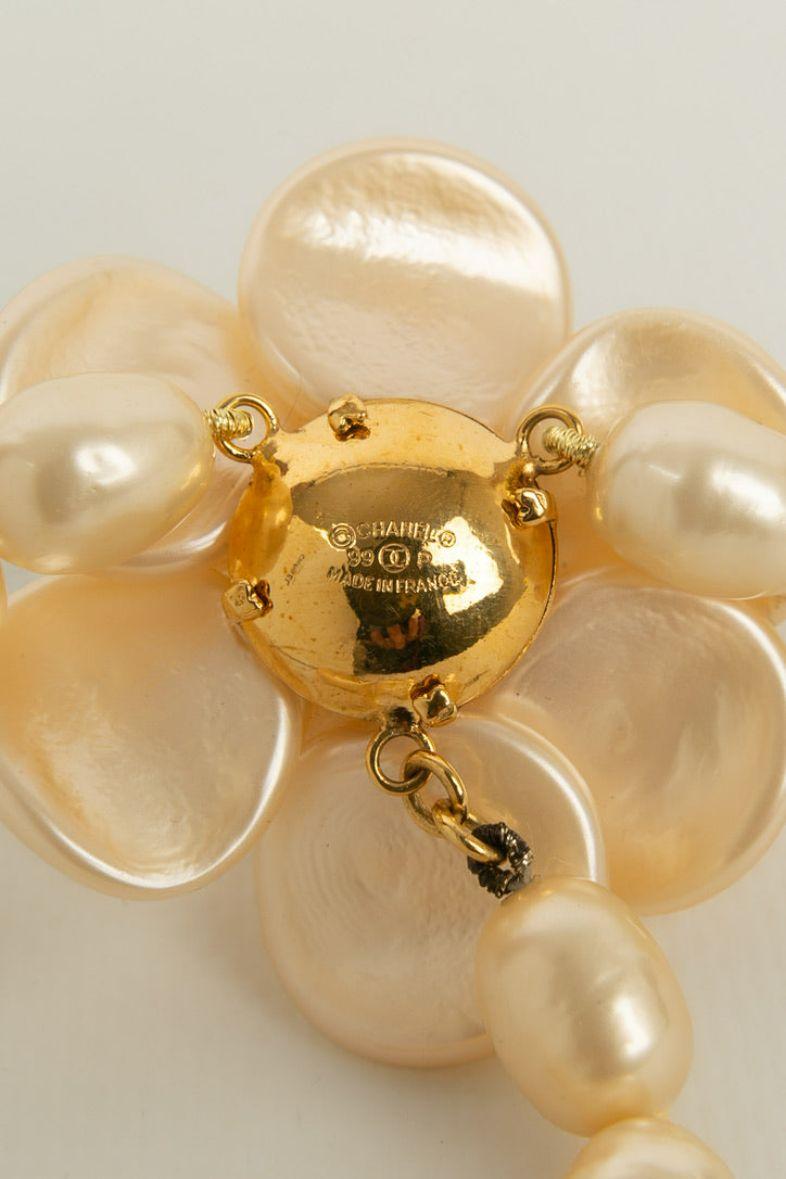 Chanel Long Camellia Necklace in Pearly Pearls For Sale 4