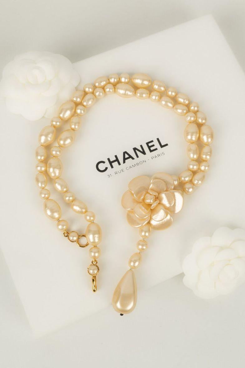 Chanel Collier long camélia en perles perlées en vente 5