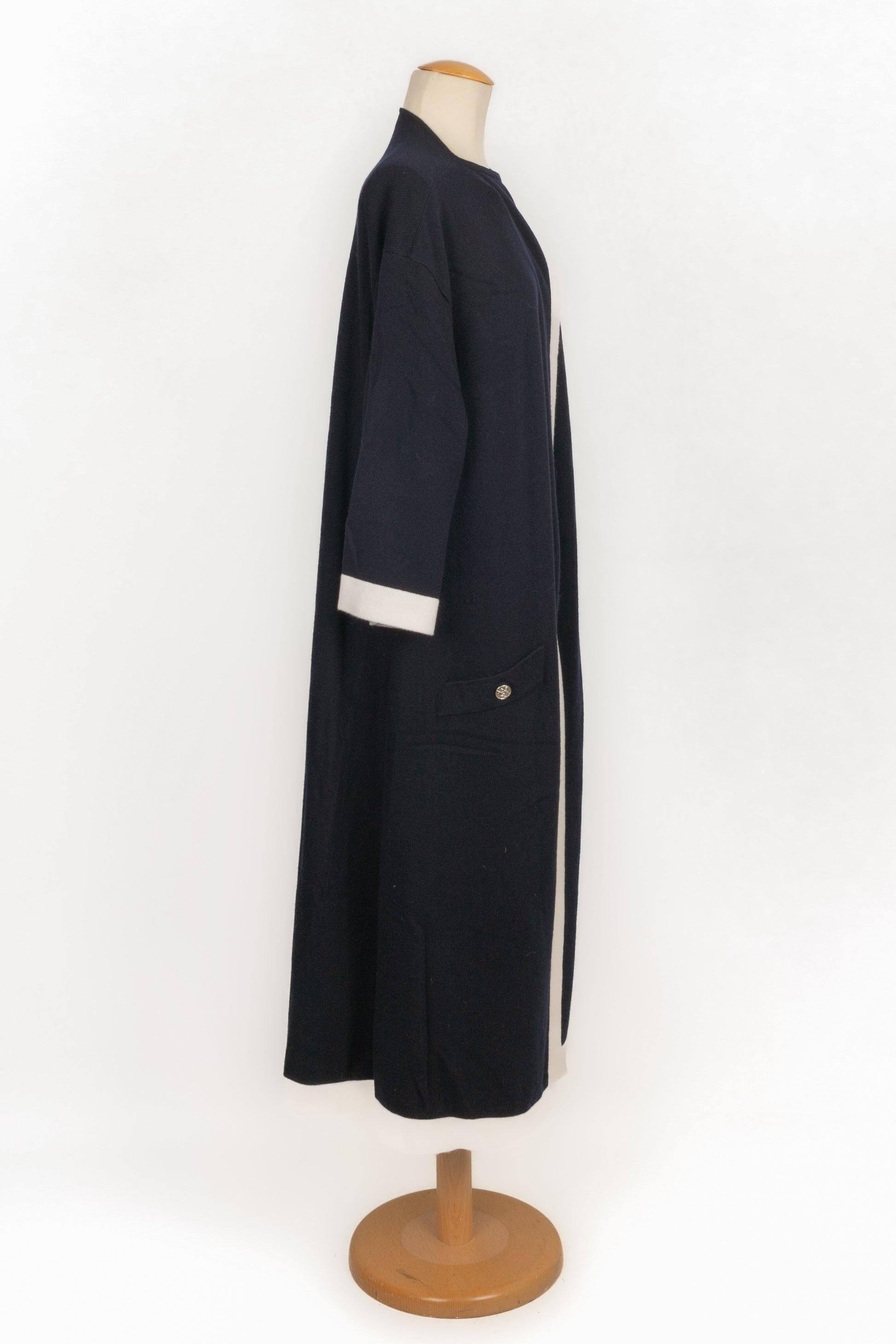 Chanel - (Fabriqué au Royaume-Uni) Long cardigan en cachemire avec boutons en métal argenté. Taille 50FR indiquée.

Informations complémentaires :
Condit : Très bon état.
Dimensions : Largeur des épaules : 62 cm - Longueur des manches : 41 cm -