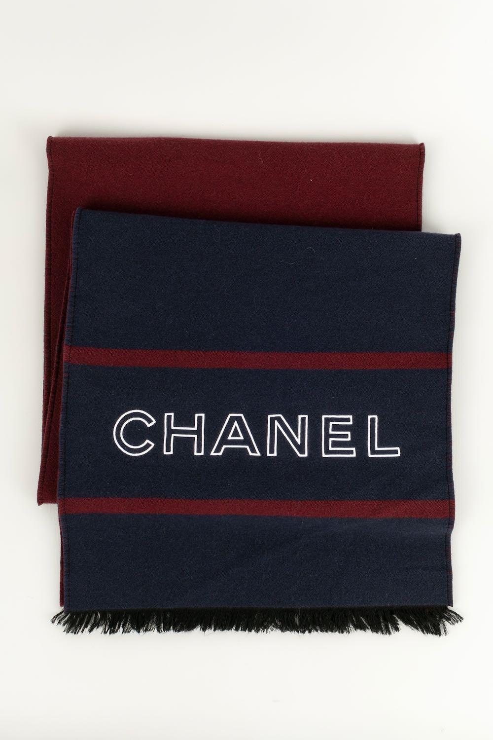 Chanel - Long cashmere scarf in shades of burgundy and blue. Composition label missing.
 
 Additional information:
Dimensions: 36 cm x 210 cm
Condition: Very good condition
Seller Ref number: FFC8