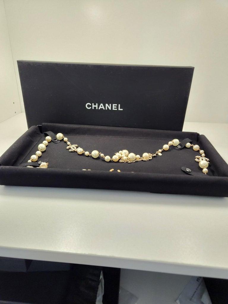 Chanel Collana lunga di perle CC - Collezione Autunno/Inverno 2012
Scopri l'Eleganza senza tempo con i classici di Chanel per l'Autunno/Inverno 2012

Eleva la tua collezione di accessori con la collana di perle Chanel Long CC della tanto ambita