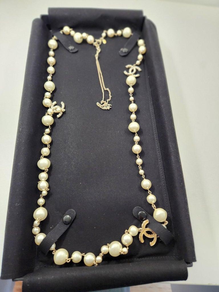 Contemporaneo Chanel Collana lunga con perle CC Autunno Inverno 2012 in vendita