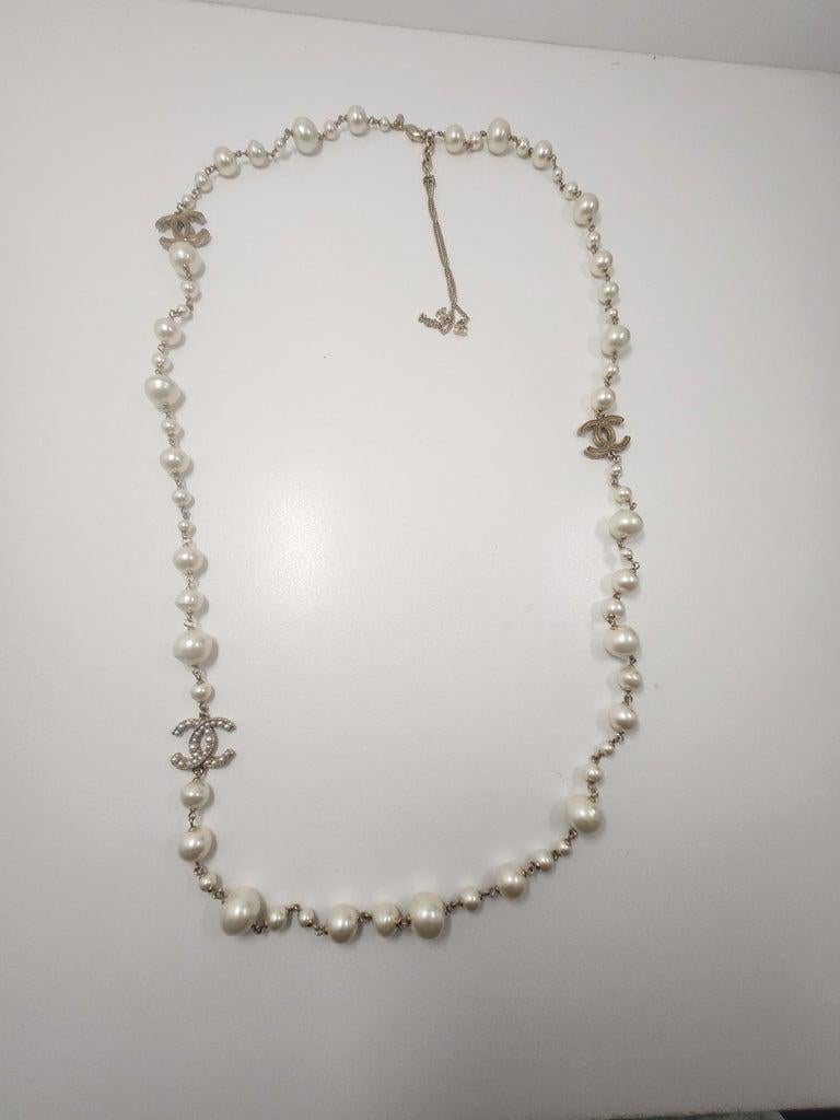 Chanel Collana lunga con perle CC Autunno Inverno 2012 In condizioni ottime in vendita a PUTNEY, NSW