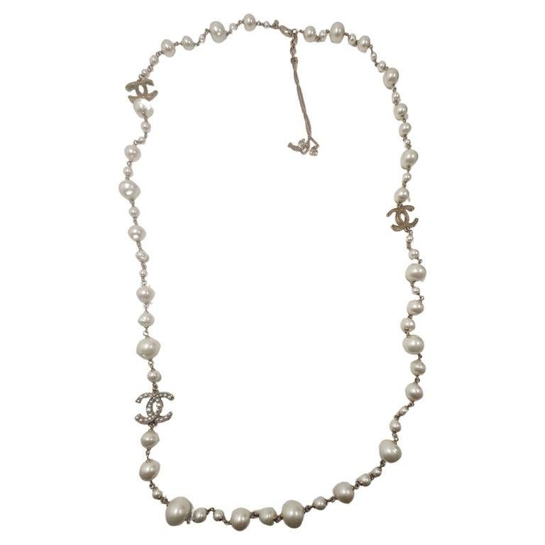 Chanel Collana lunga con perle CC Autunno Inverno 2012 in vendita 1