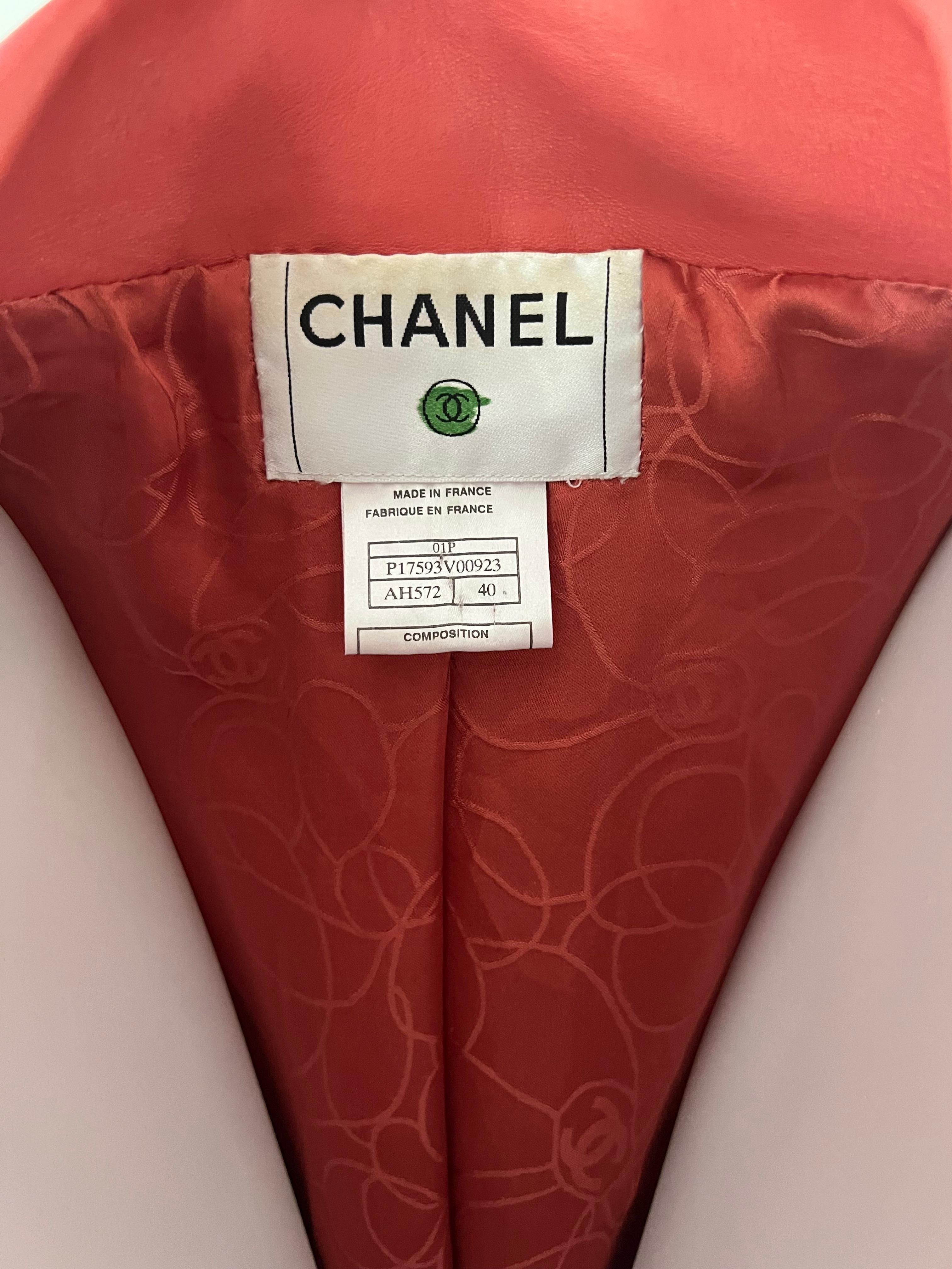 Giacca lunga in pelle di corallo Chanel 2001 in vendita 6