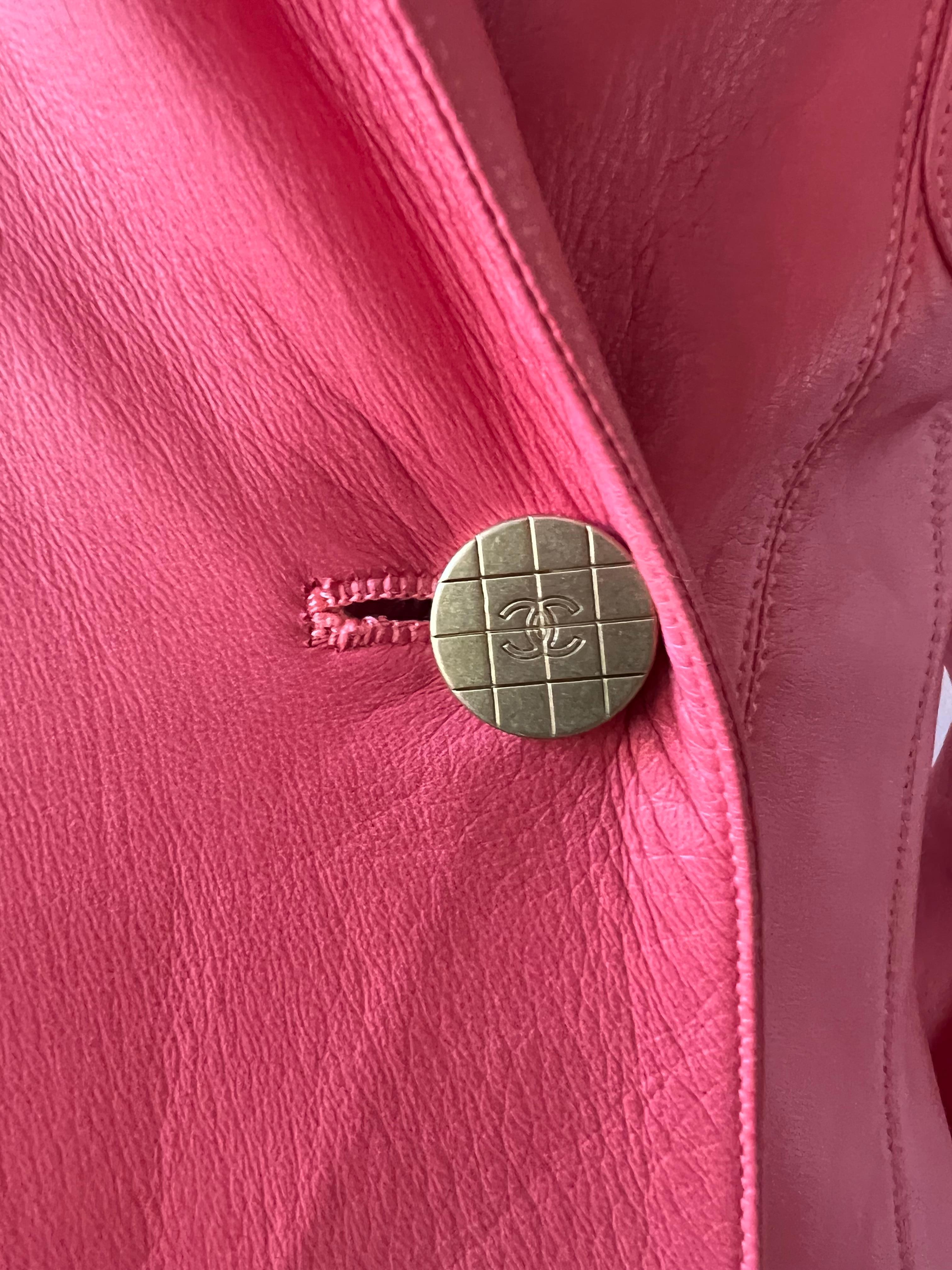 Giacca lunga in pelle di corallo Chanel 2001 in vendita 7