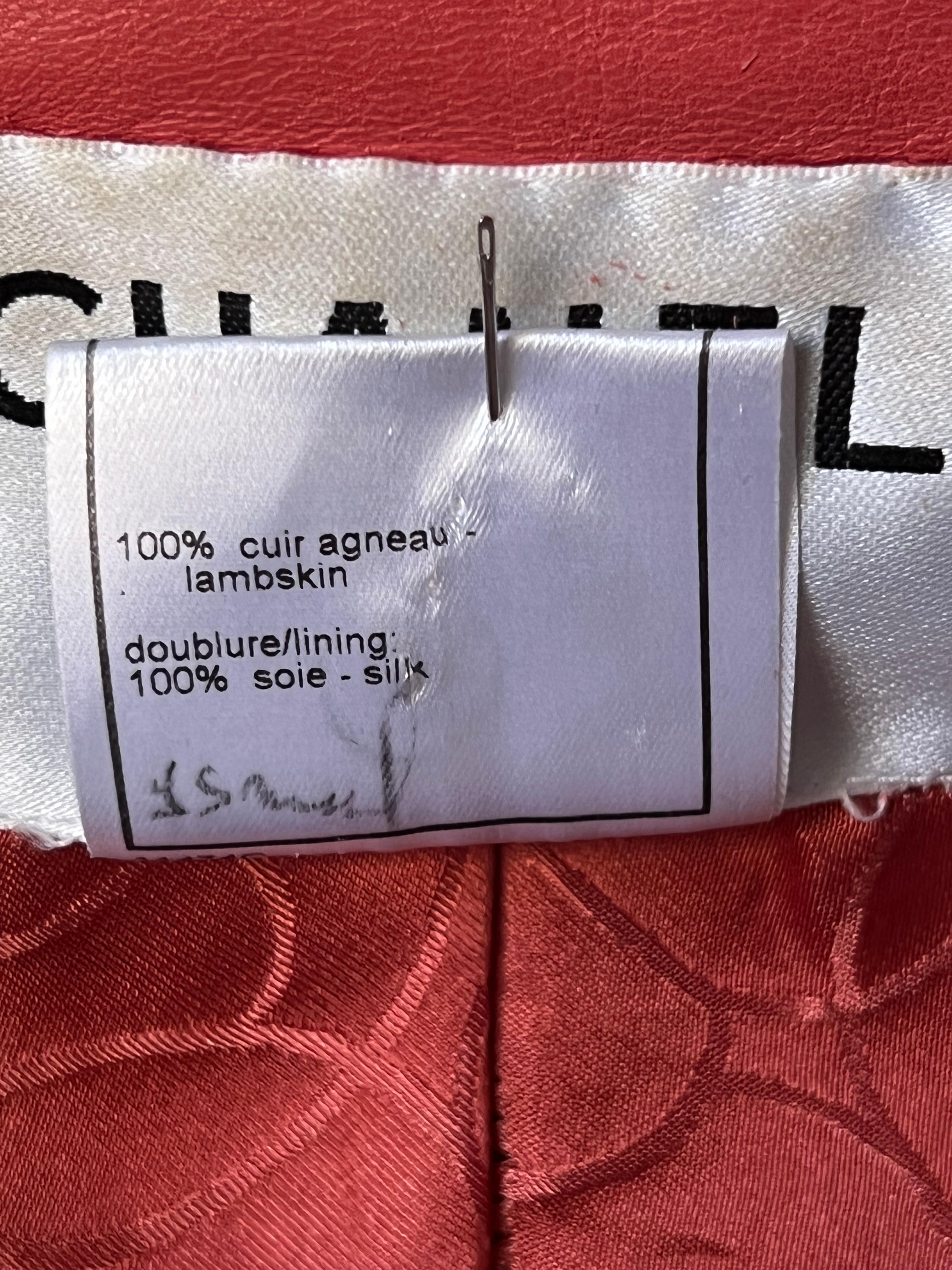 Giacca lunga in pelle di corallo Chanel 2001 in vendita 8