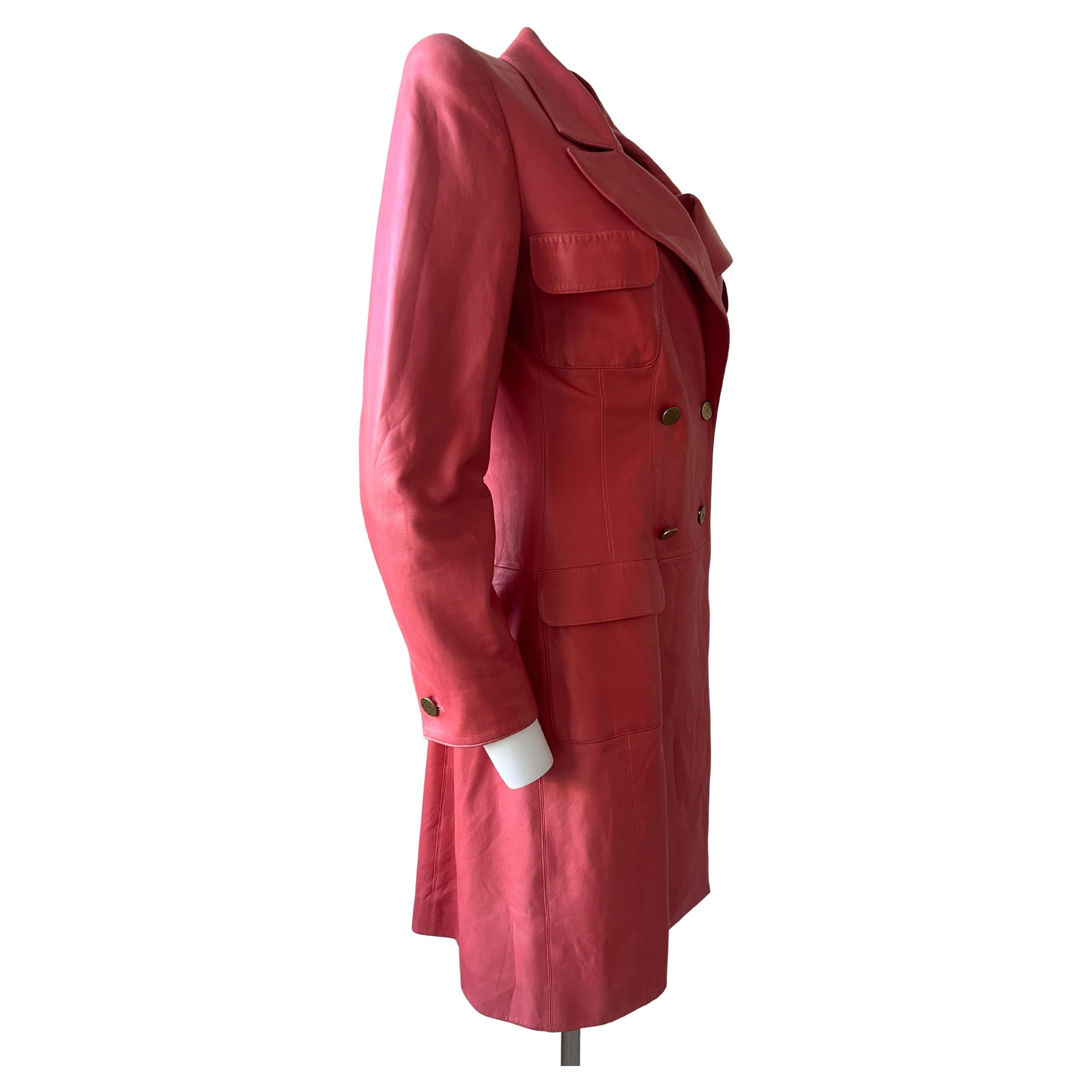 Trench Chanel in pelle color corallo. Made in France 2001.
