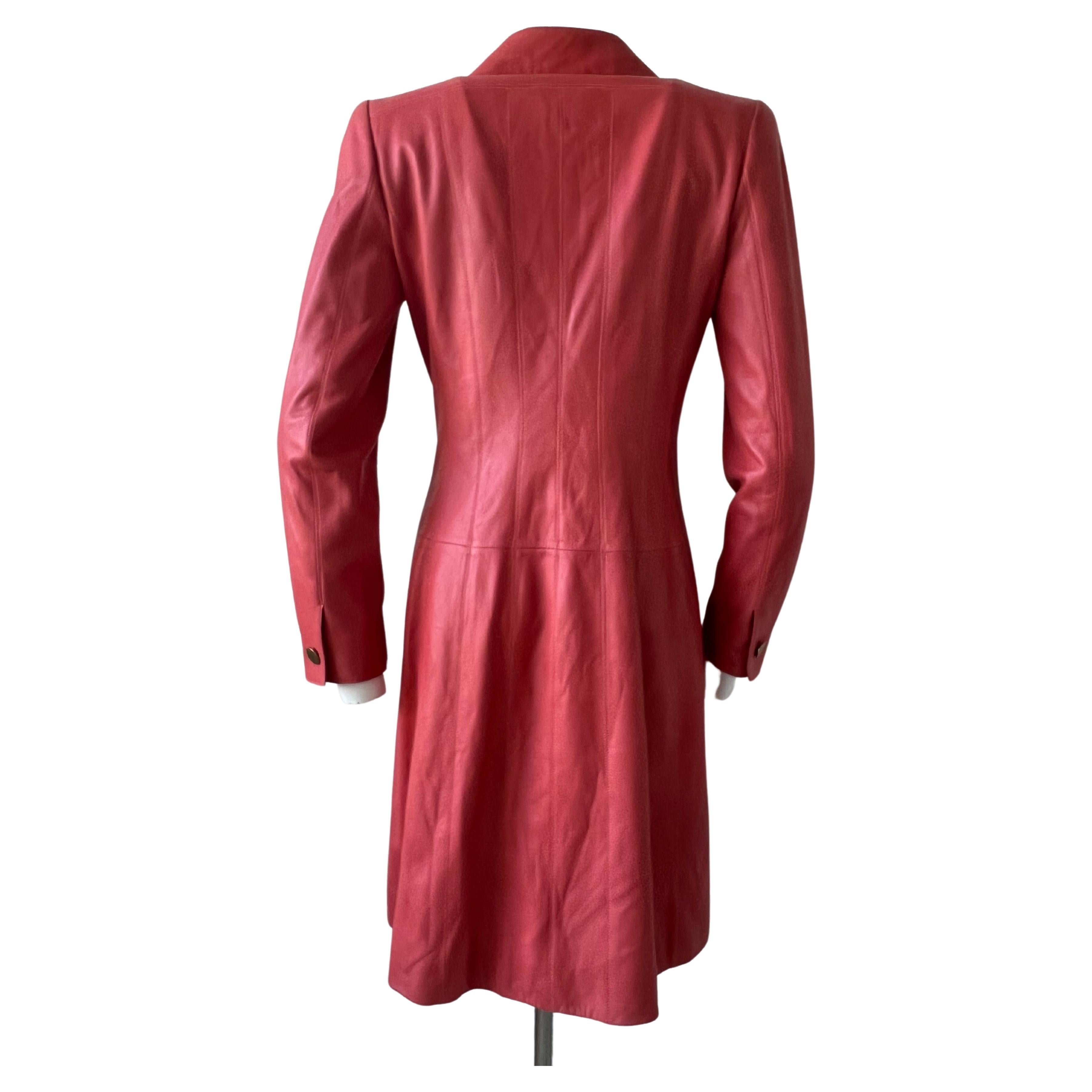Giacca lunga in pelle di corallo Chanel 2001 in vendita 1