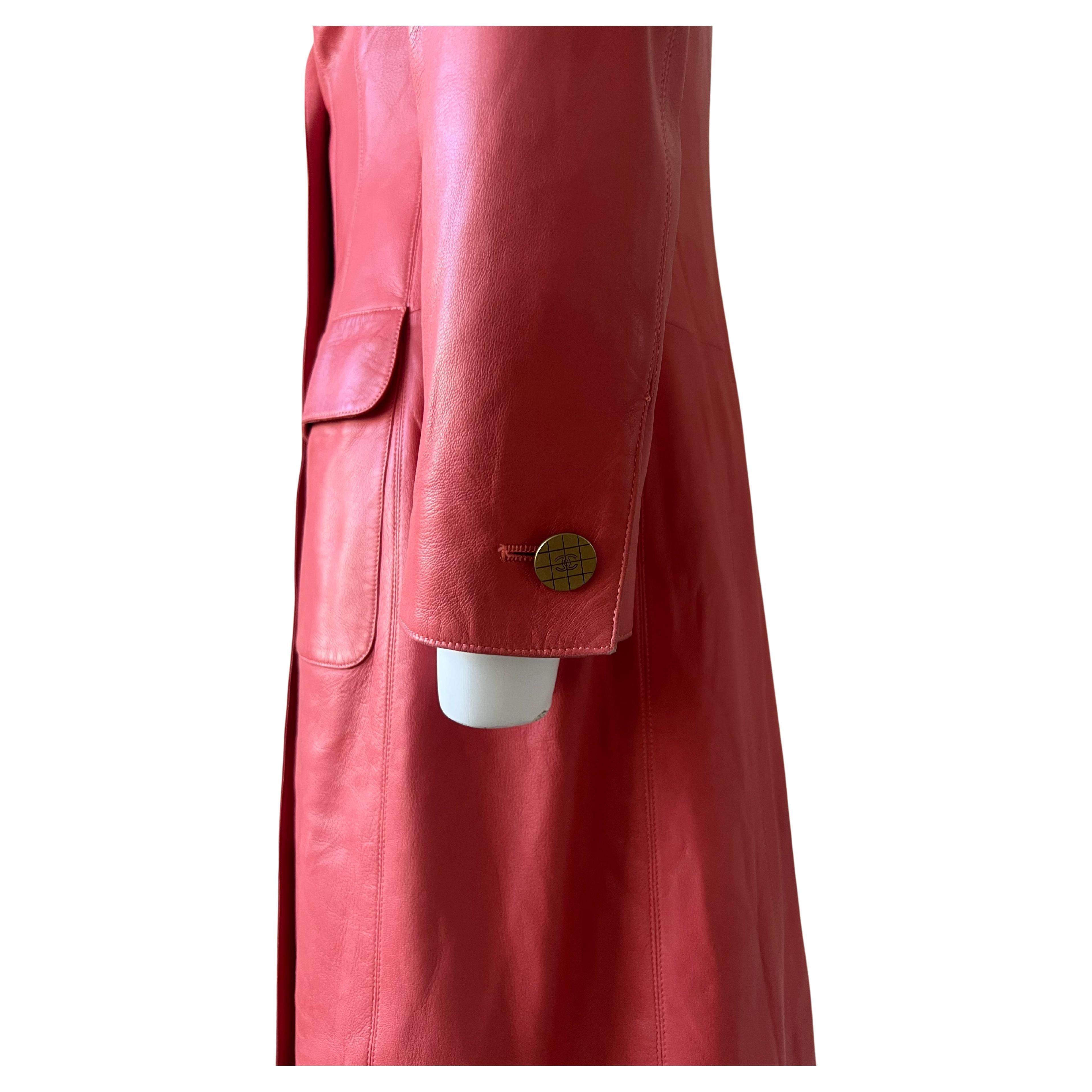 Giacca lunga in pelle di corallo Chanel 2001 in vendita 2
