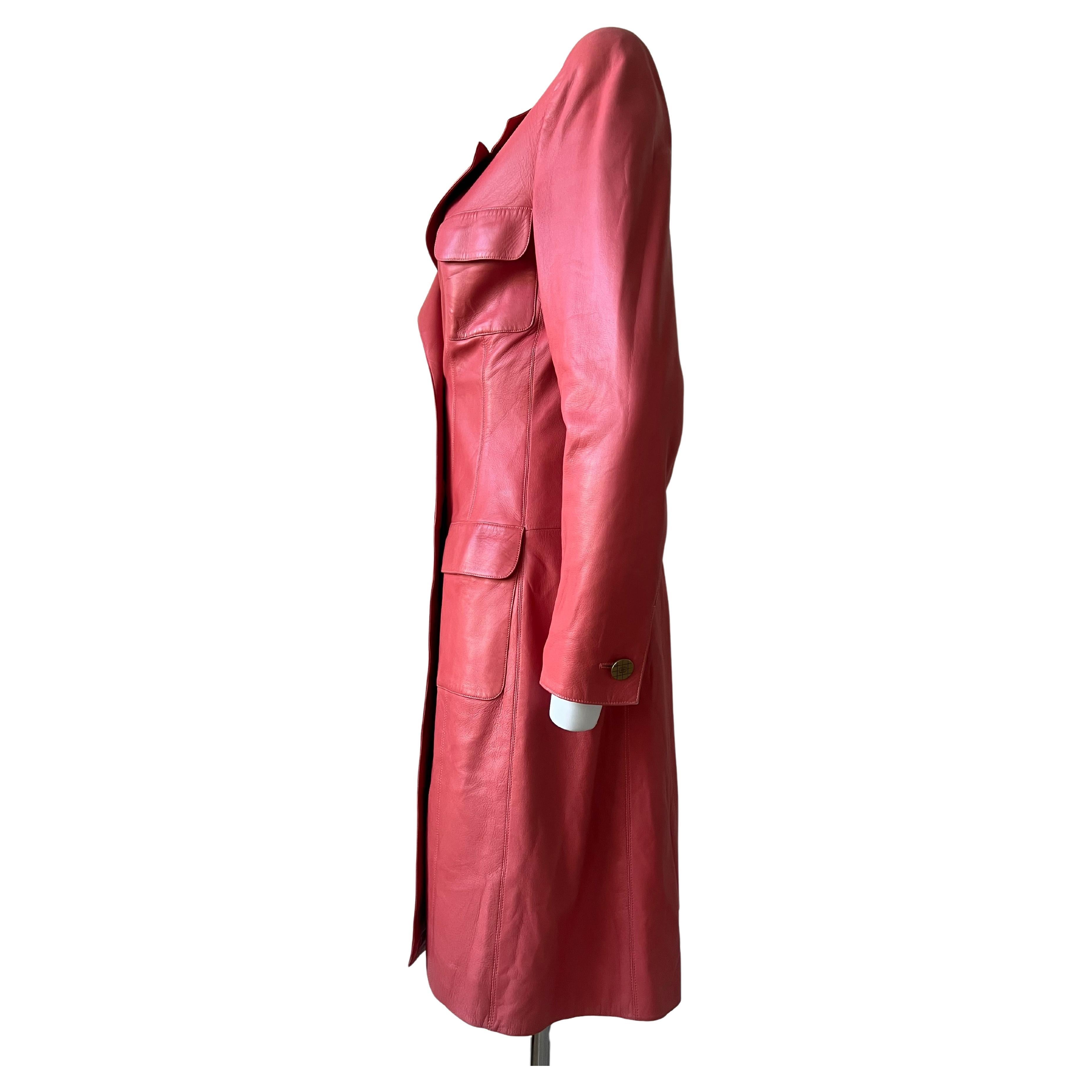 Giacca lunga in pelle di corallo Chanel 2001 in vendita 3