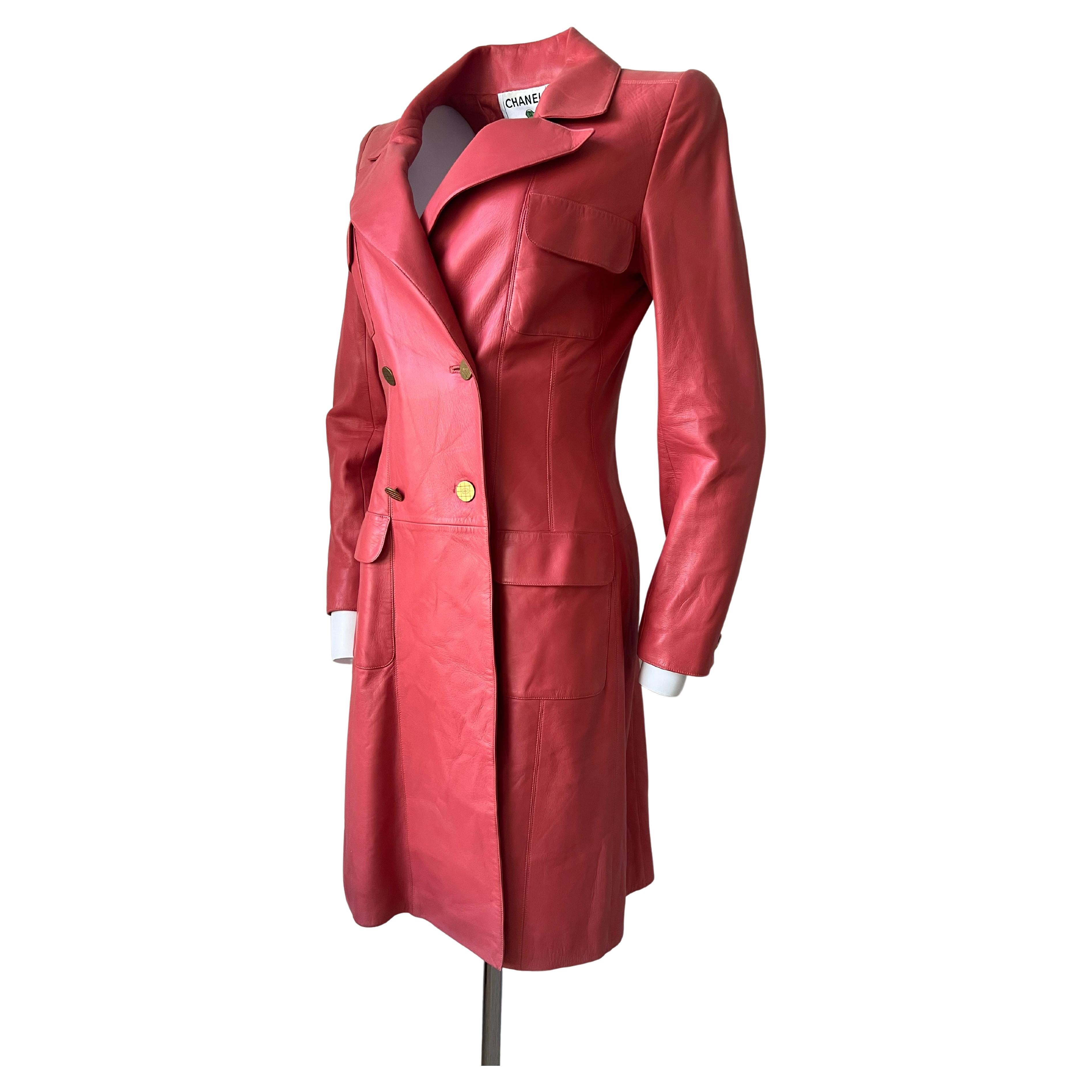 Giacca lunga in pelle di corallo Chanel 2001 in vendita 4