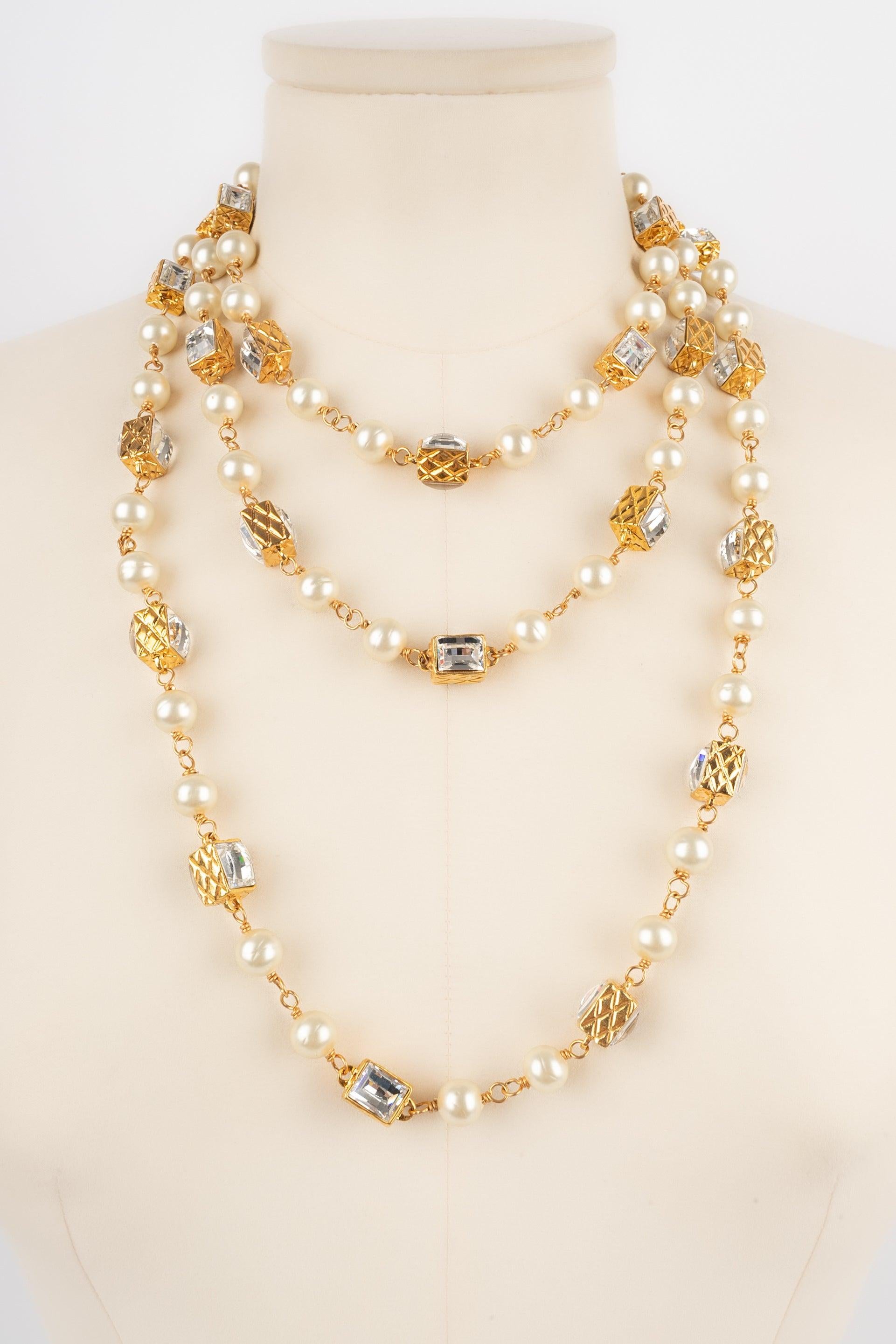 Chanel Long Costume Pearl Necklace with Golden Metal In Excellent Condition For Sale In SAINT-OUEN-SUR-SEINE, FR