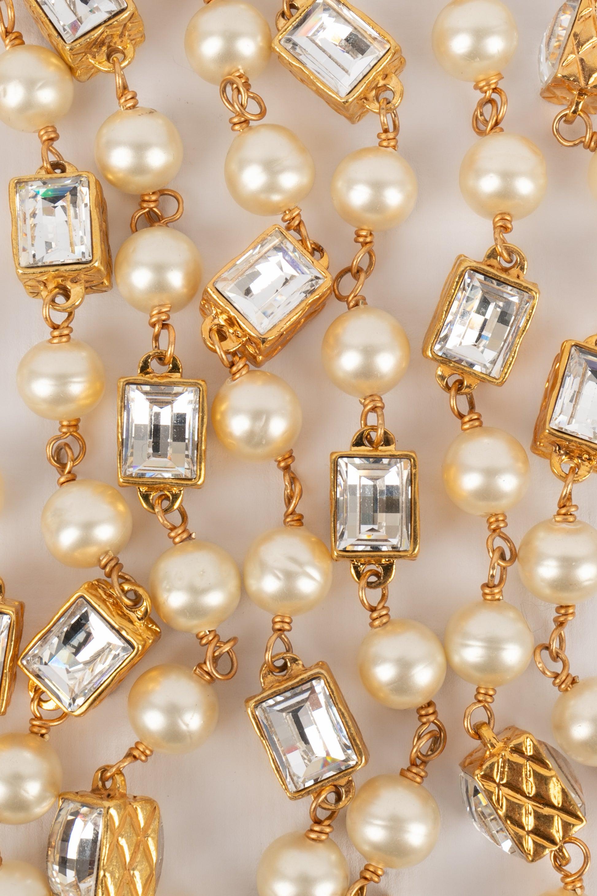 Chanel Long Costume Pearl Necklace with Golden Metal For Sale 1