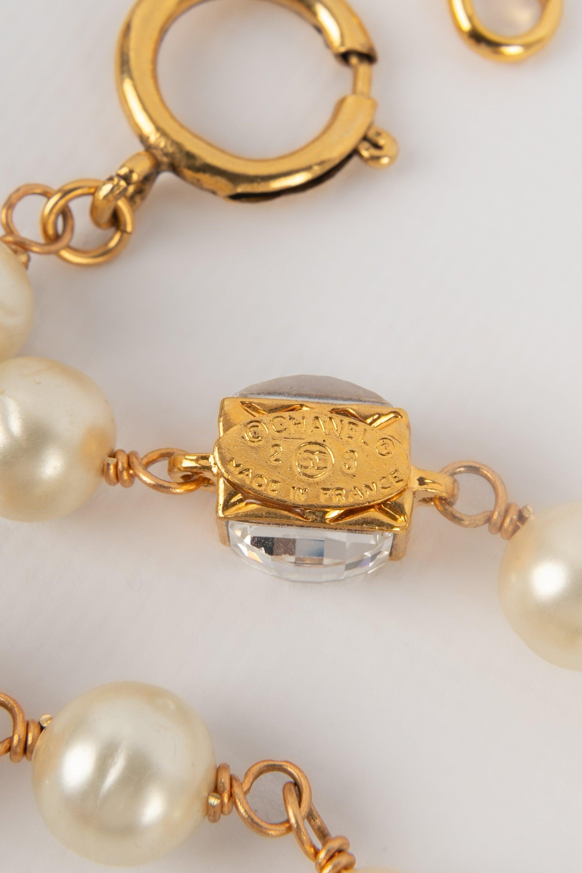 Chanel Long Costume Pearl Necklace with Golden Metal For Sale 4