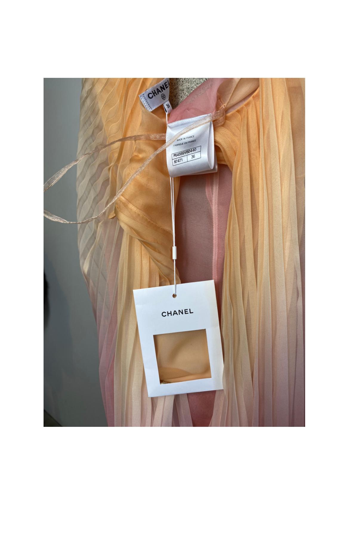 Long Chanel dress, pre-Fall 2020 collection, size 36 French, therefore 40Italian, length 122cm, waist about 40cm entirely pleated, with closure on the shoulder with gold-colored buttons, shaded color starting from the top with a peach color, going