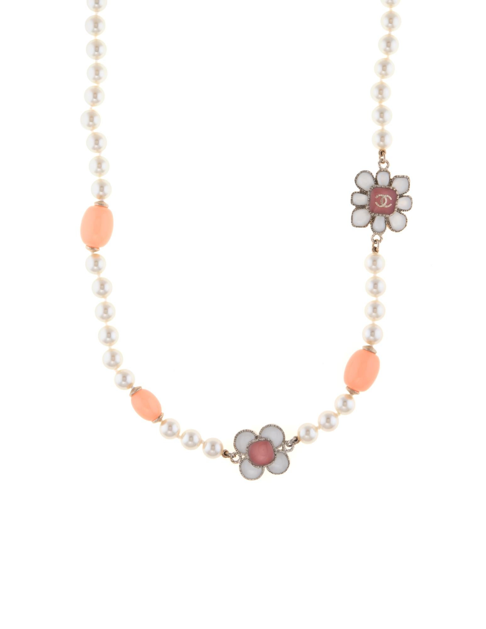 Stylish Chanel faux pearl flower necklace crafted in light yellow gold tone, circa 2016 

Faux pearls are uniform in size and measure 8mm. The pearls are individually knotted for added security. Peach hued separator beads measure 15mm x 12.5mm. The