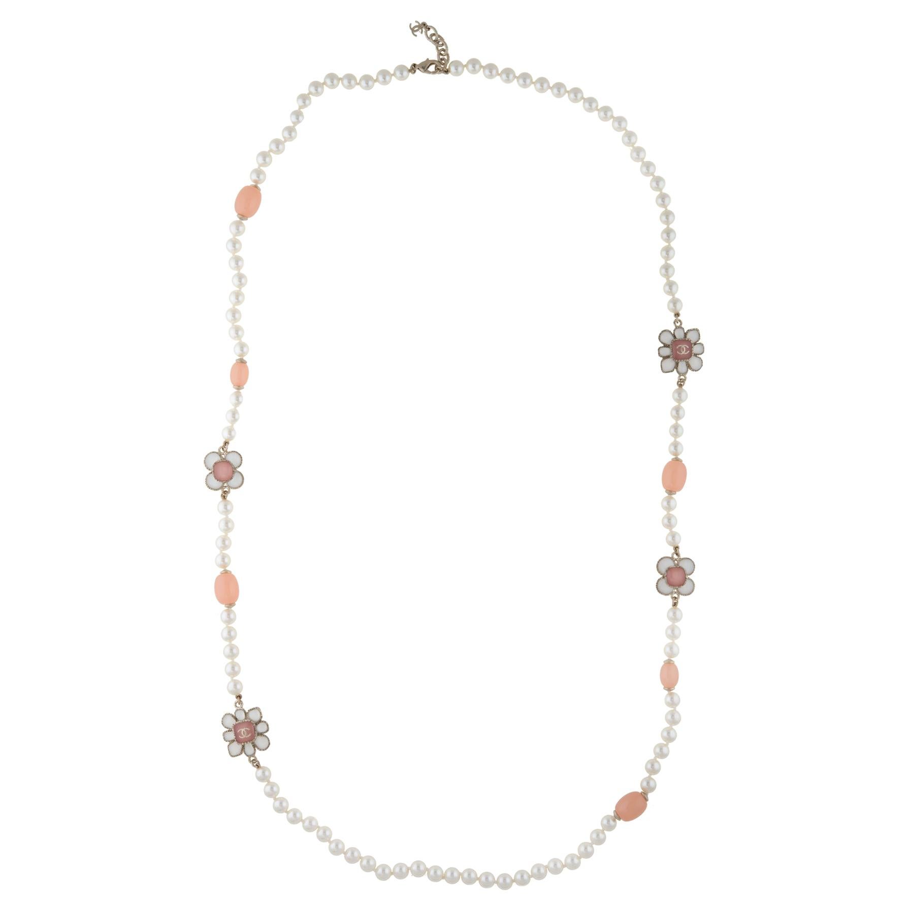 Chanel Collana lunga di fiori di perle finte con perline color pesca 42" Circa 2016 in vendita