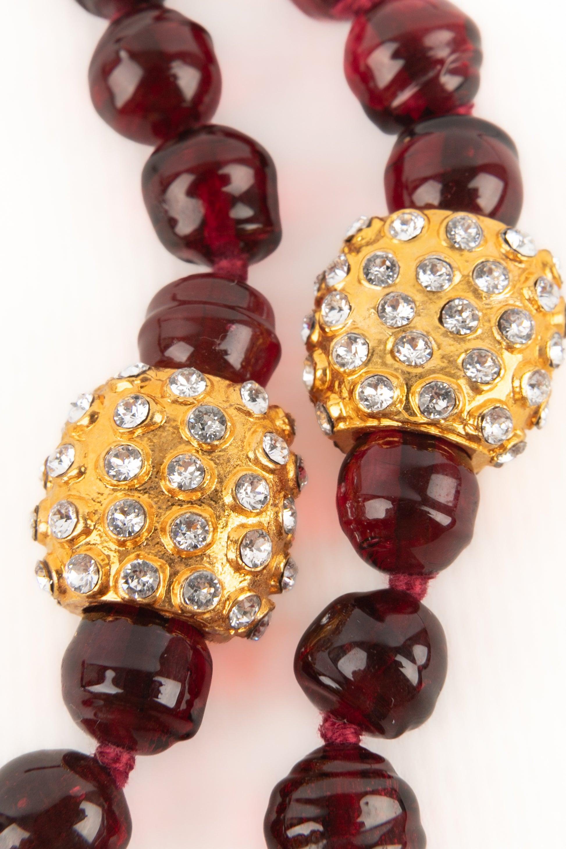 Chanel Long Garnet-red Glass Pearl Necklace, 1980s In Excellent Condition For Sale In SAINT-OUEN-SUR-SEINE, FR