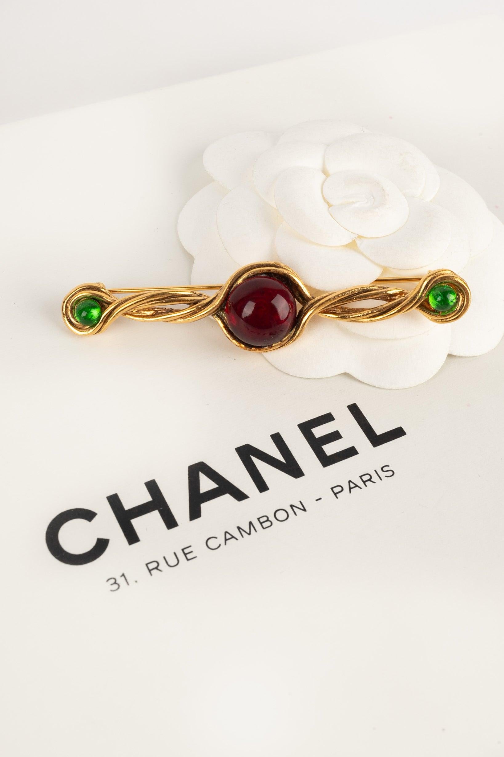 Chanel - (Made in France) Longue broche en métal doré torsadée et ornée de cabochons en pâte de verre.

Informations complémentaires :
Condit : Très bon état.
Dimensions : Longueur : 7 cm

Référence du vendeur : BRB172