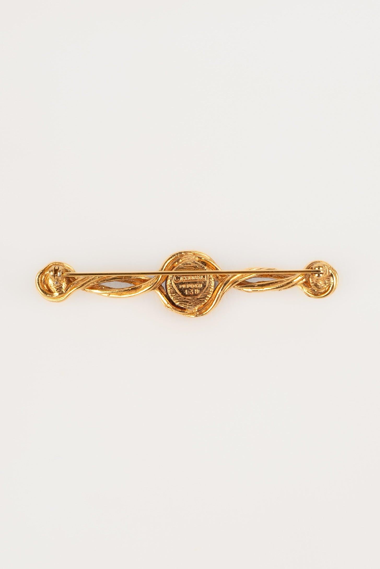 Chanel Broche longue en métal doré en vente 1