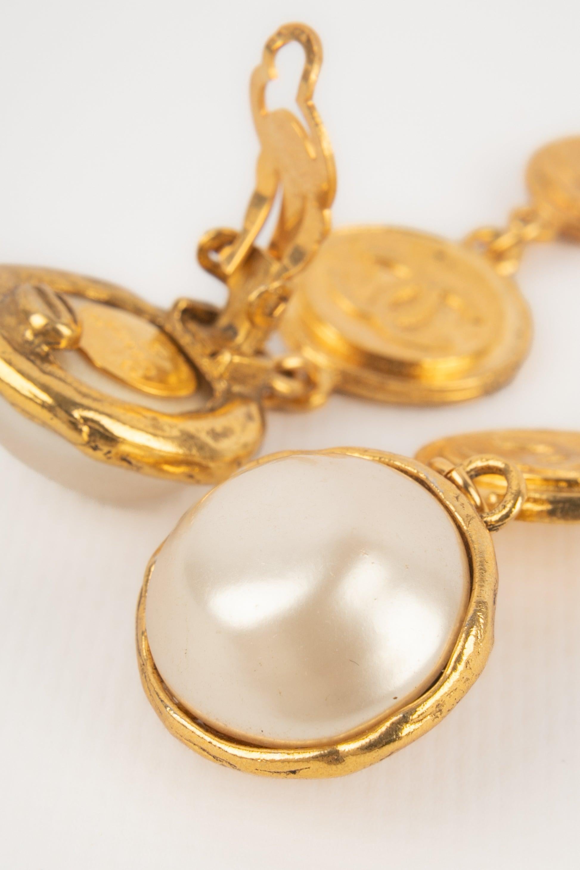 Chanel Long Golden Metal Clip-on Earrings with Pearly Cabochons, 1990s In Excellent Condition In SAINT-OUEN-SUR-SEINE, FR
